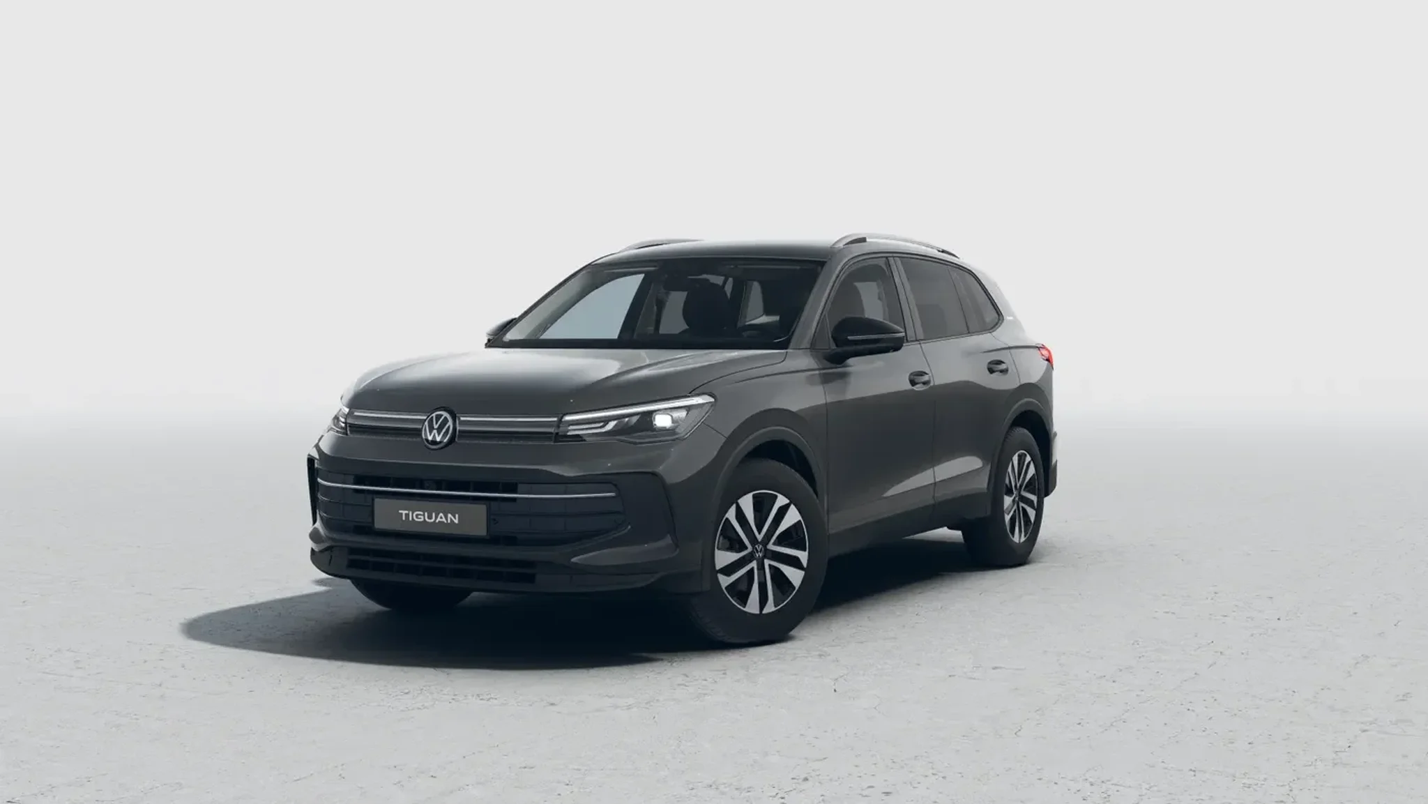 Volkswagen Tiguan von vorne, links fotografiert in der Farbe Urano grau