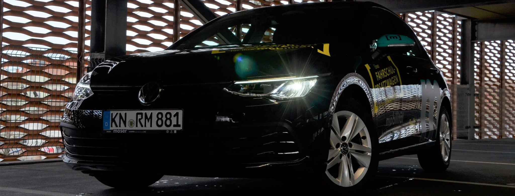 Schwarzer Golf 8 als Fahrschulersatzfahrzeug im Autohaus Moser