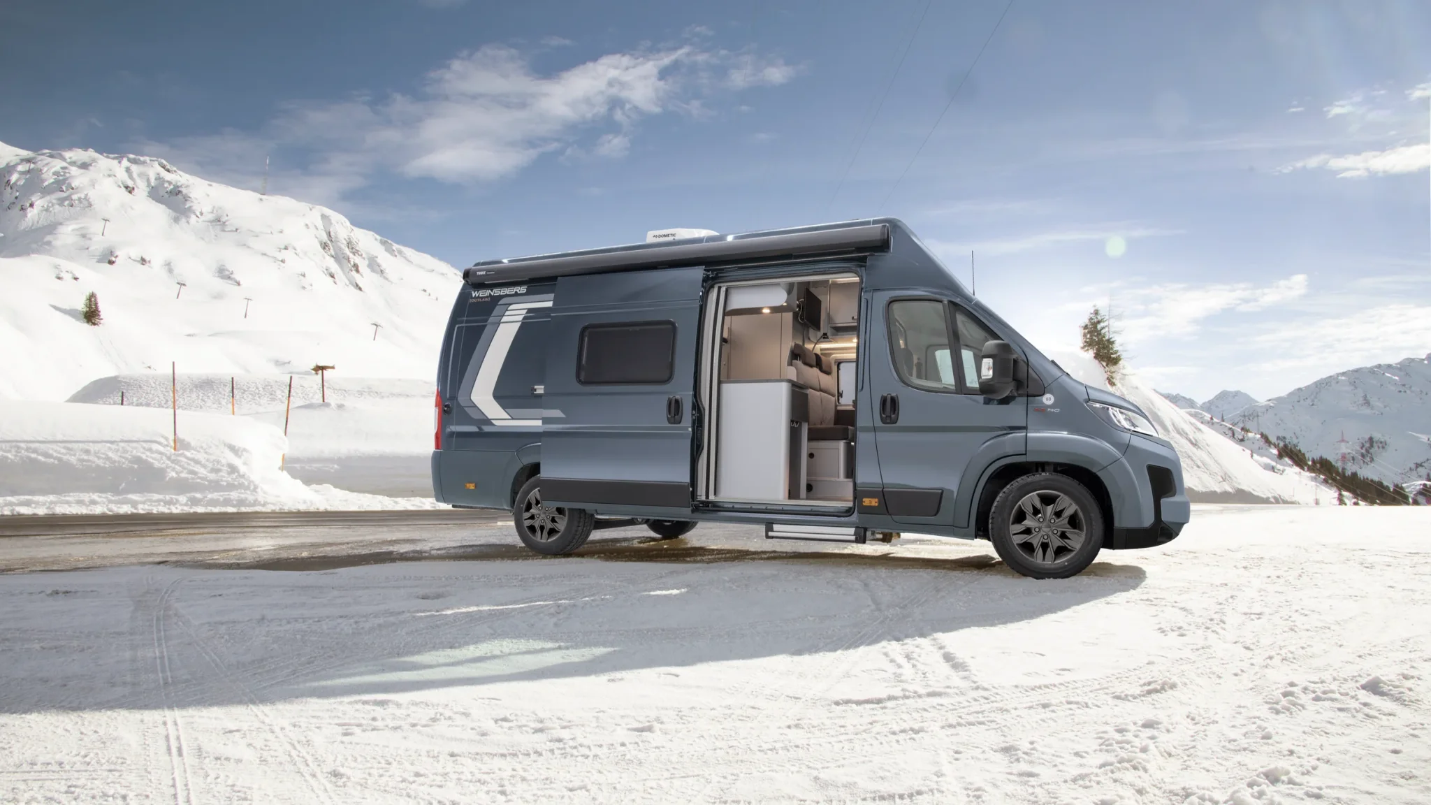 Weinsberg CaraTour 630 MEG Camper Van im Schnee