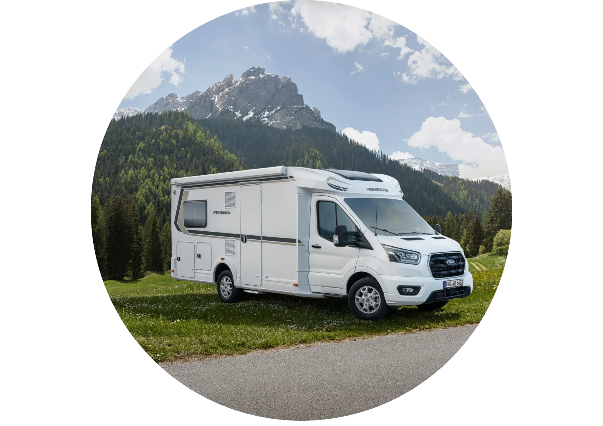 Weißes Weinsberg Wohnmobile das abseits einer Straße auf einer Wiese Parkt mit Bergen im Hintergrund