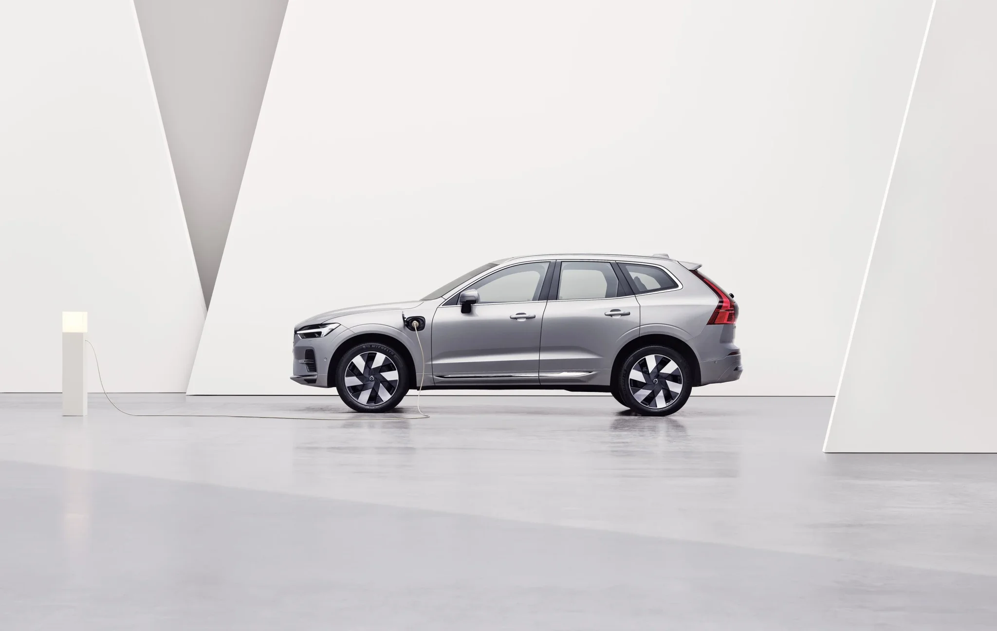Volvo XC60 Seitenansicht vor einem weißen Gebäude