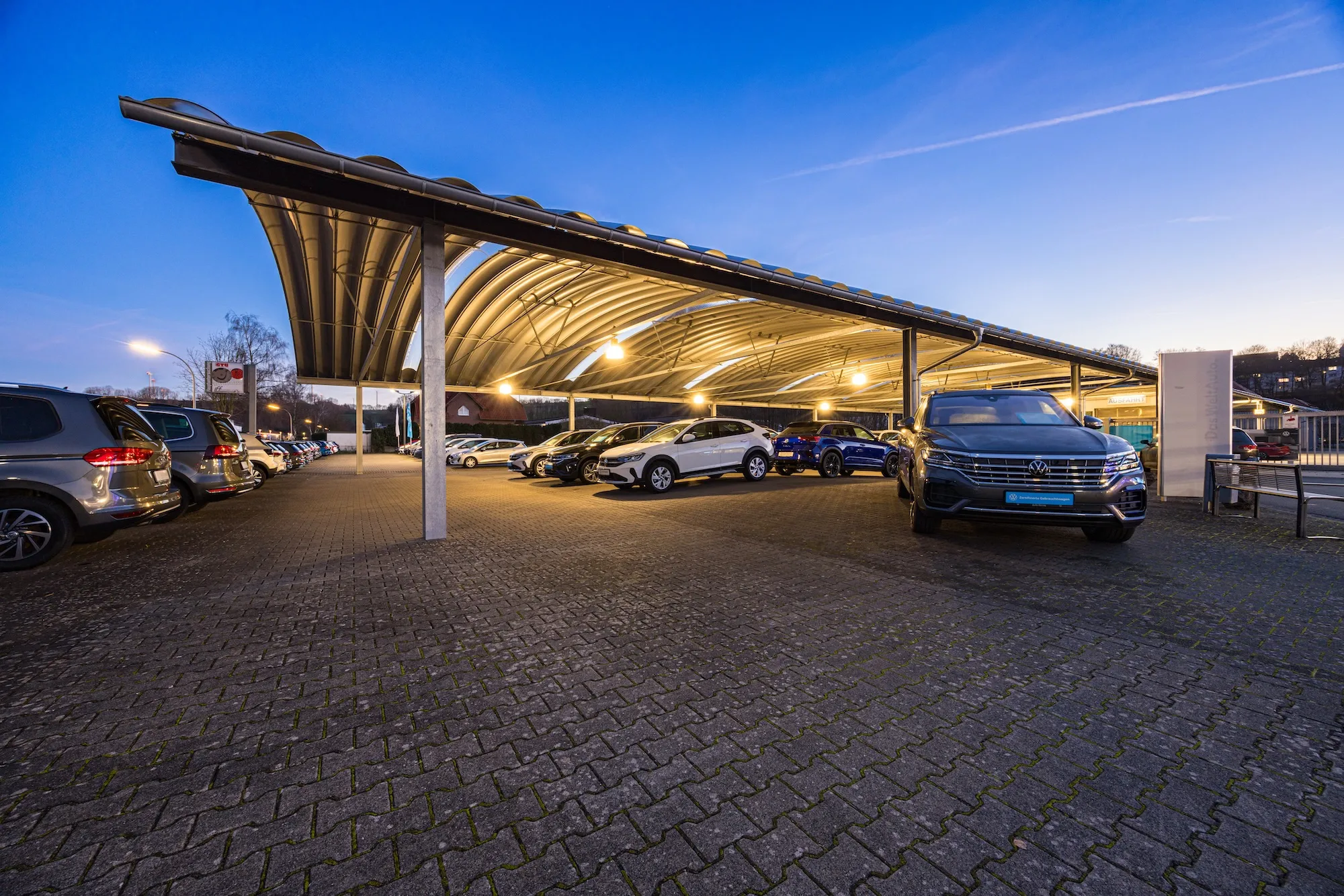 Gebrauchtwagen Platz von Auto, Henke in Abenddämmerung fotografiert der Gebrauchtwagen Platz ist beleuchtet