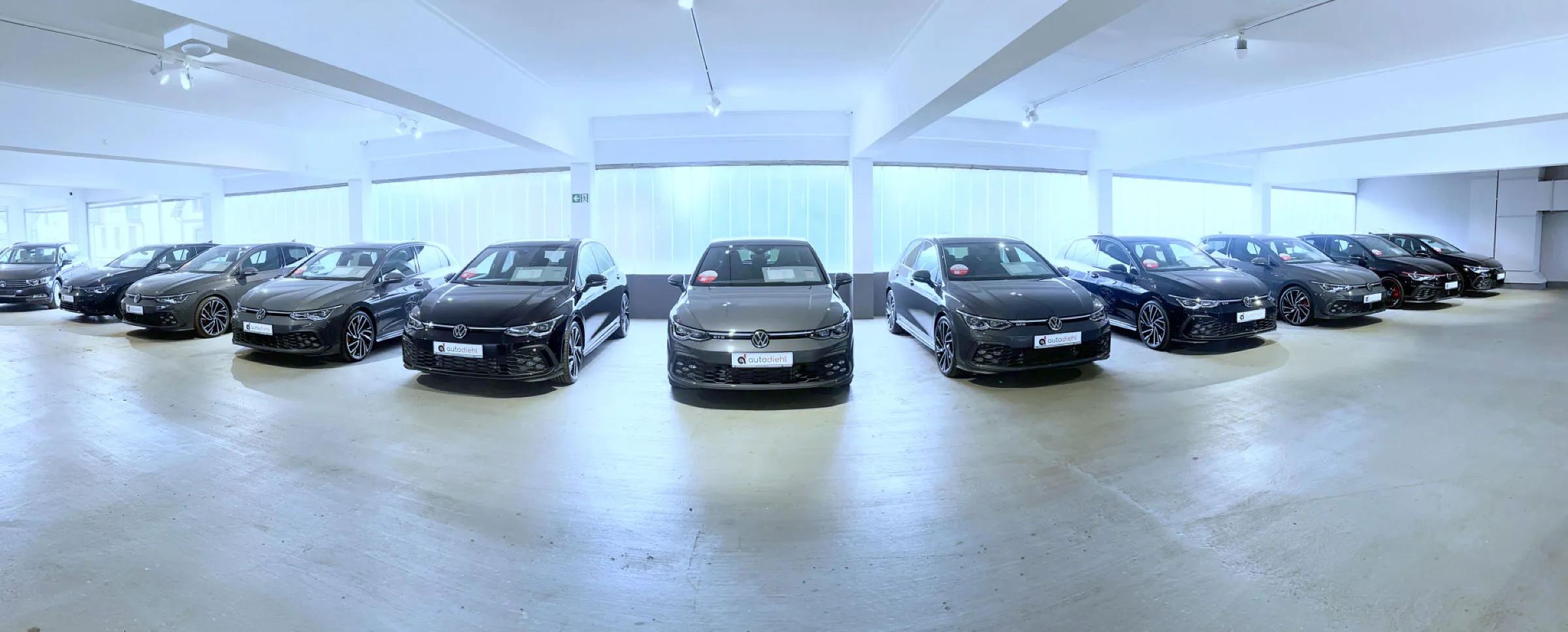 Fahrzeug Vorstellung im Autohaus Diehl mit einer Reihe von Fahrzeugen der Marke Volkswagen