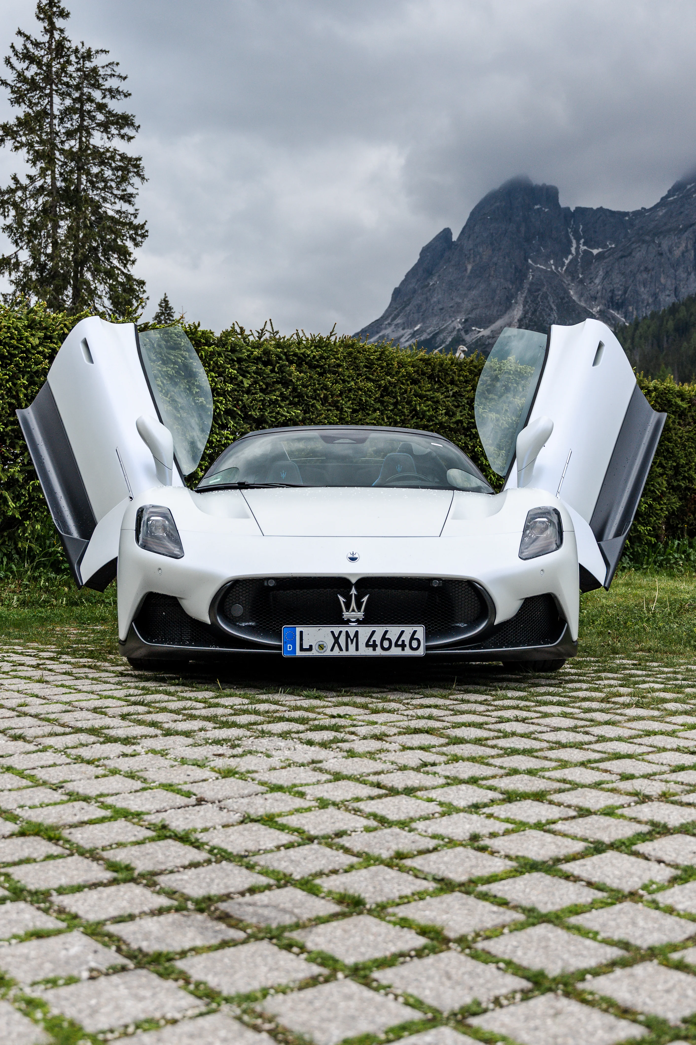 Maserati Roadster in weiß, mit geöffneten Flügeltüren