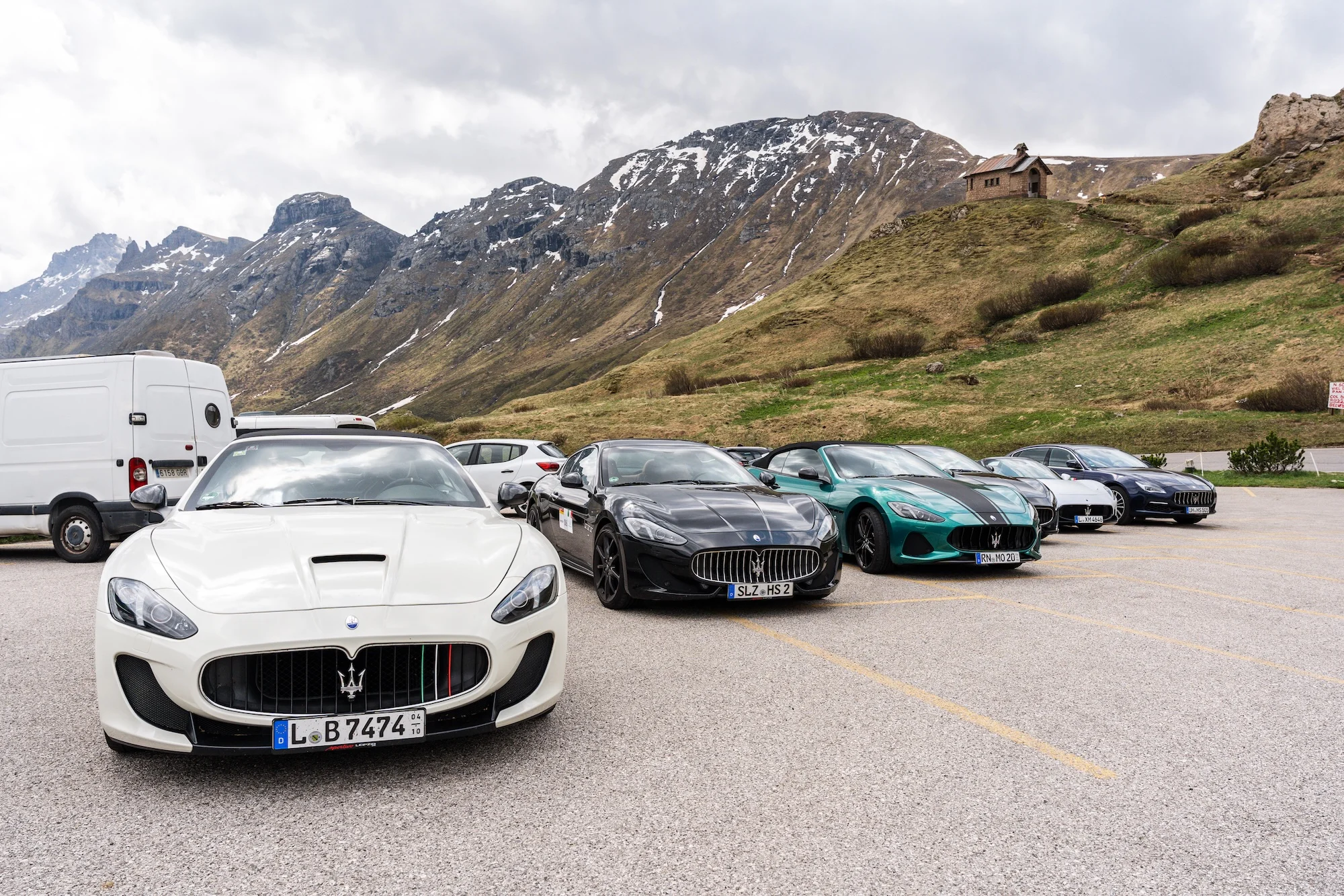 Eine Reihe mit Fahrzeugen der Marke Maserati bei der Kunden Ausfahrt des Autohaus Sportivo