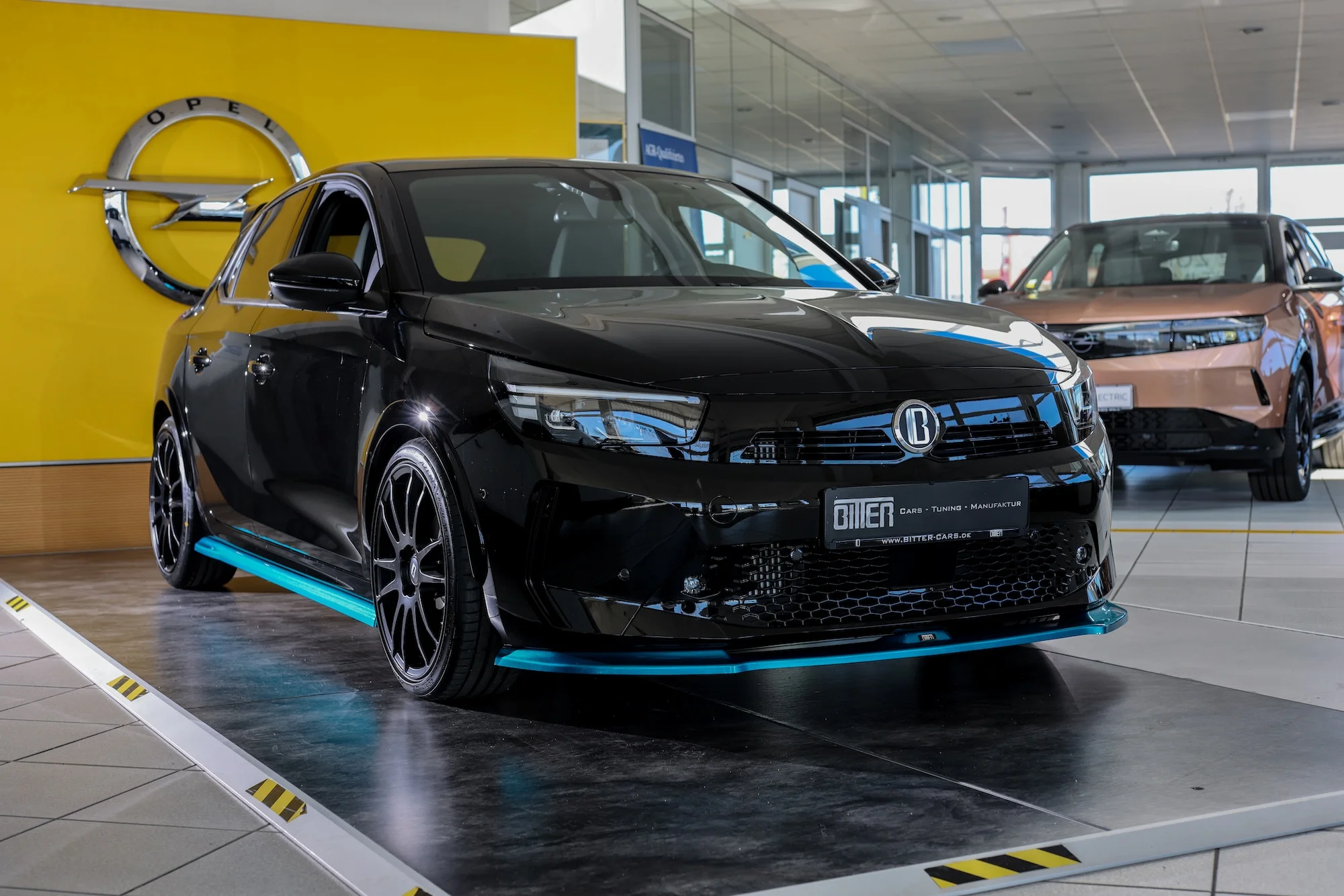 Opel Corsa in schwarz mit BITTER Umbau und blau metallic Farben, Akzentteilen