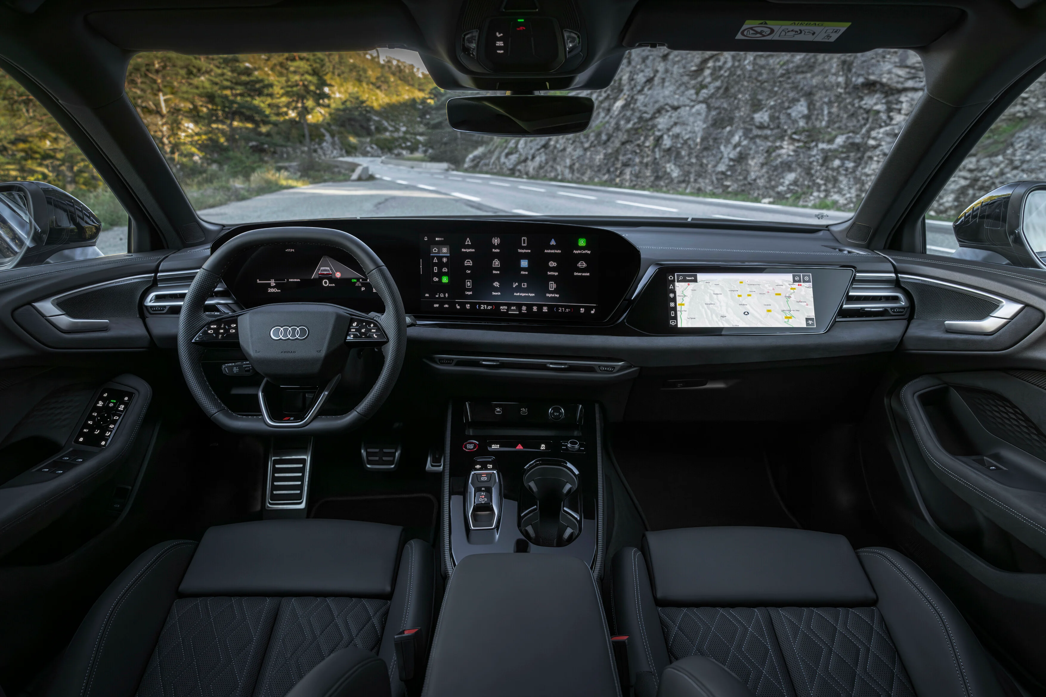 Modernes Audi A5 Cockpit mit digitalem Audi virtual Cockpit, großem MMI Touchdisplay, Navigationsansicht und sportlichem Multifunktionslenkrad – hochwertiger Innenraum mit Premium-Bedienelementen.