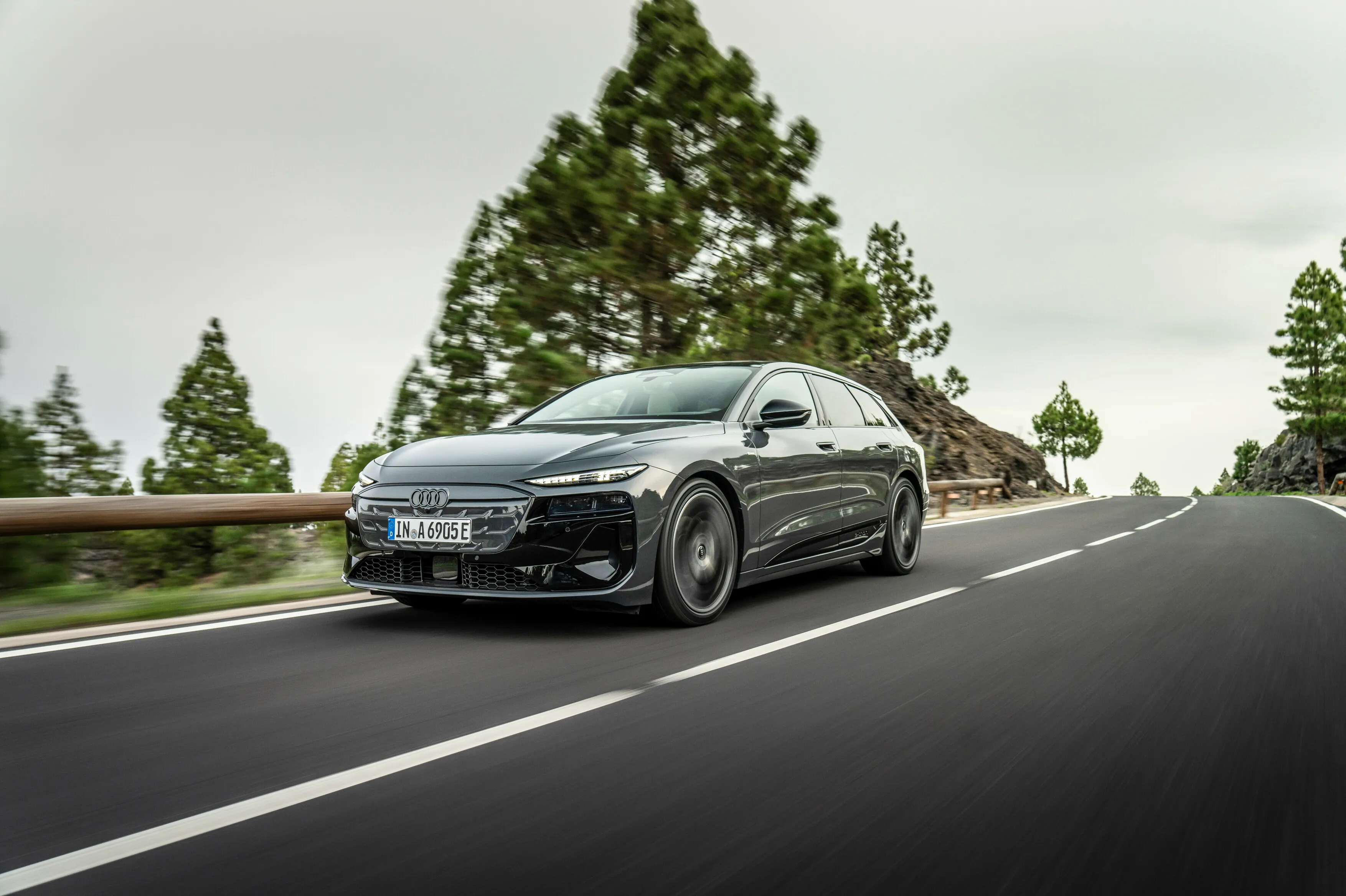 Auf dem Bild ist ein fahrender Audi A6 e-tron zu sehen.