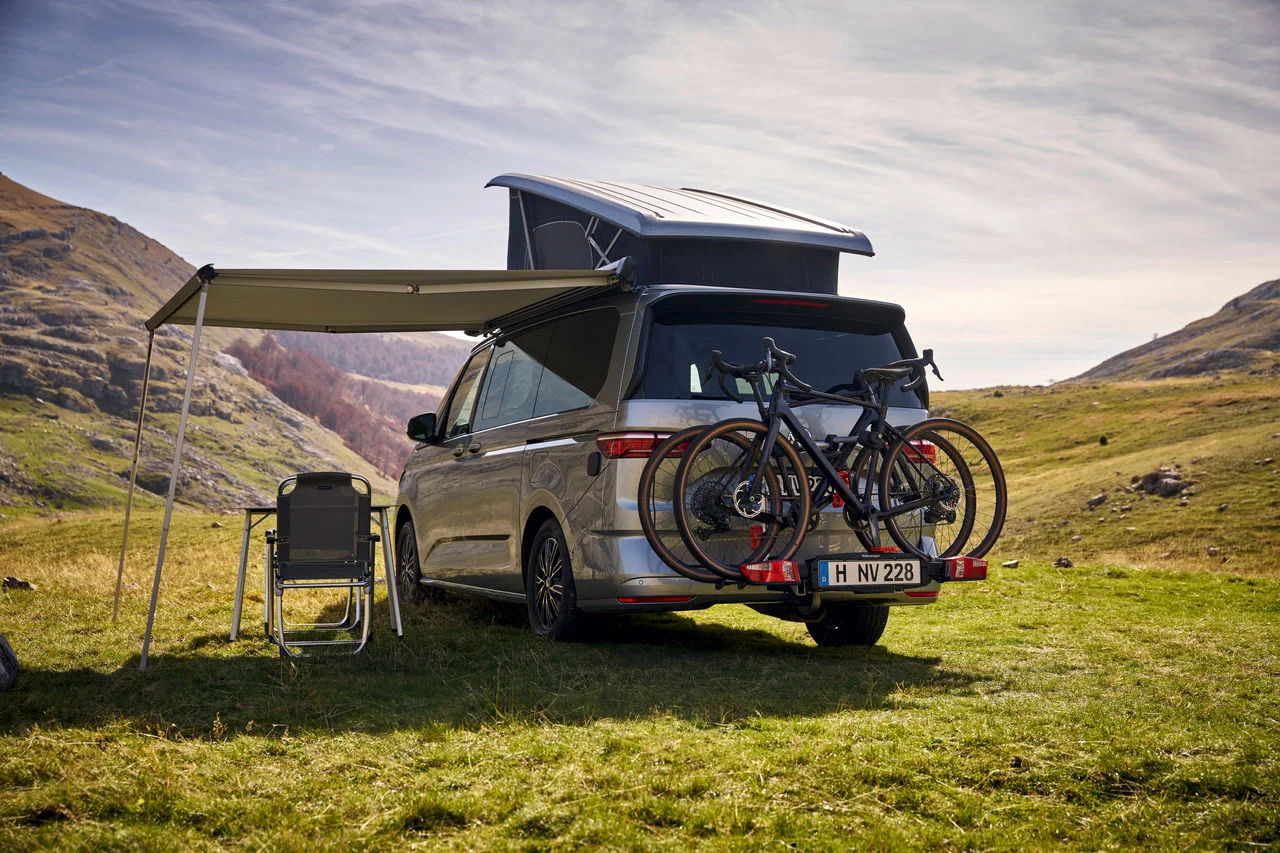 VW California Heckansicht mit Vorzelt und Fahrradanhänger im schottischen Hochland