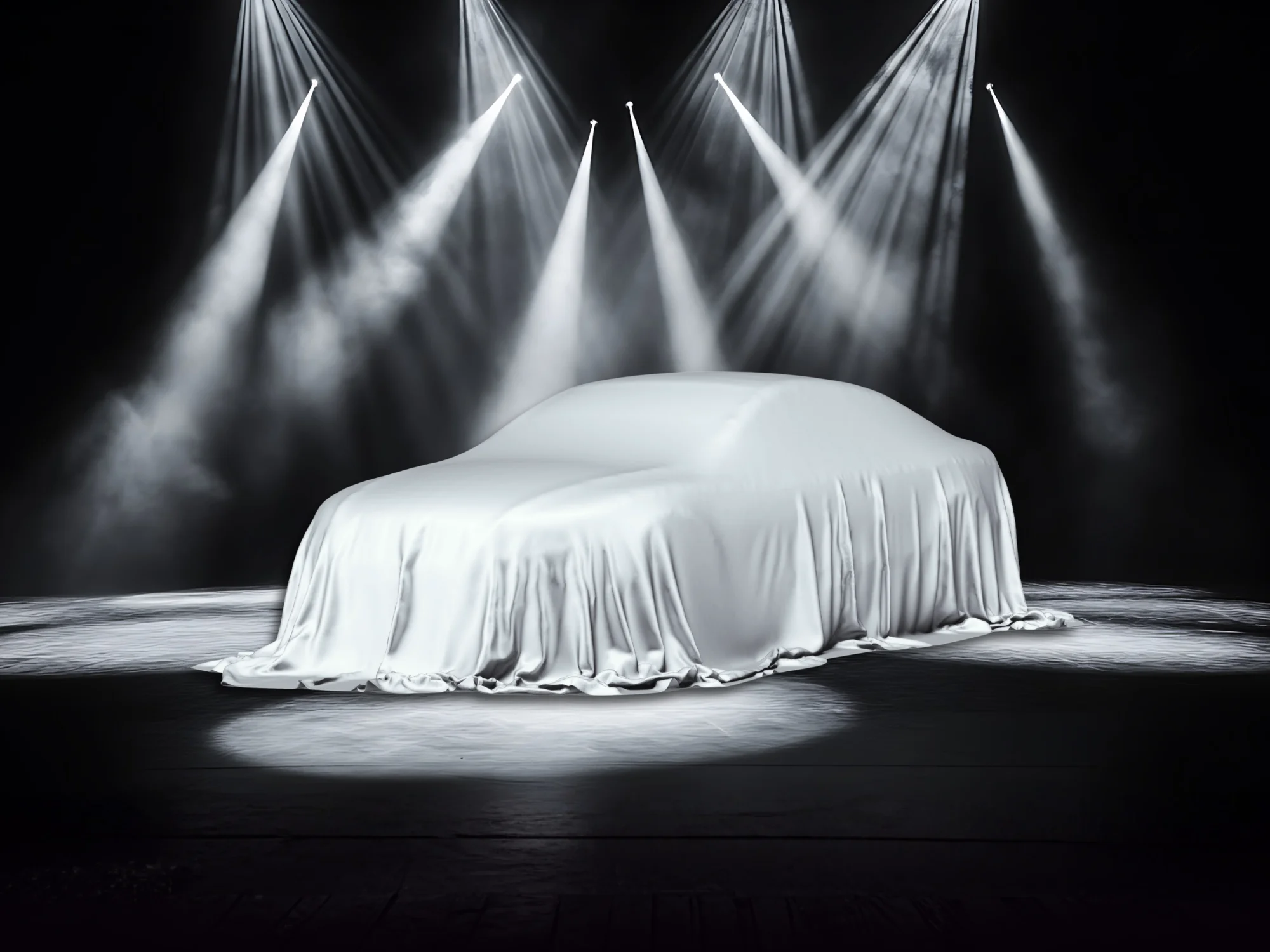 Verdecktes Fahrzeug auf einer Bühne mit Scheinwerfern