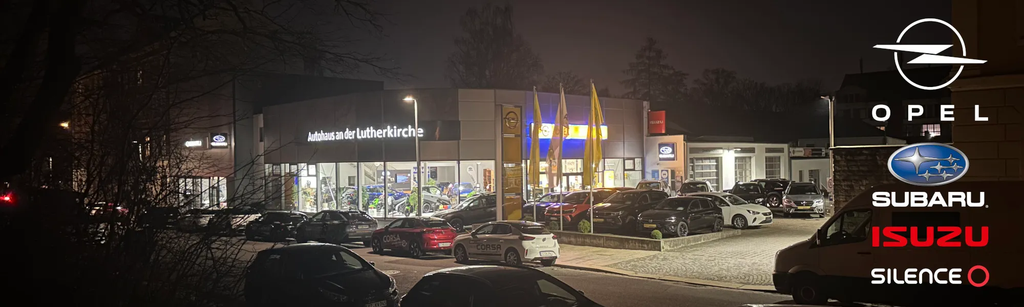 Autohaus an der Lutherkirche bei Nacht