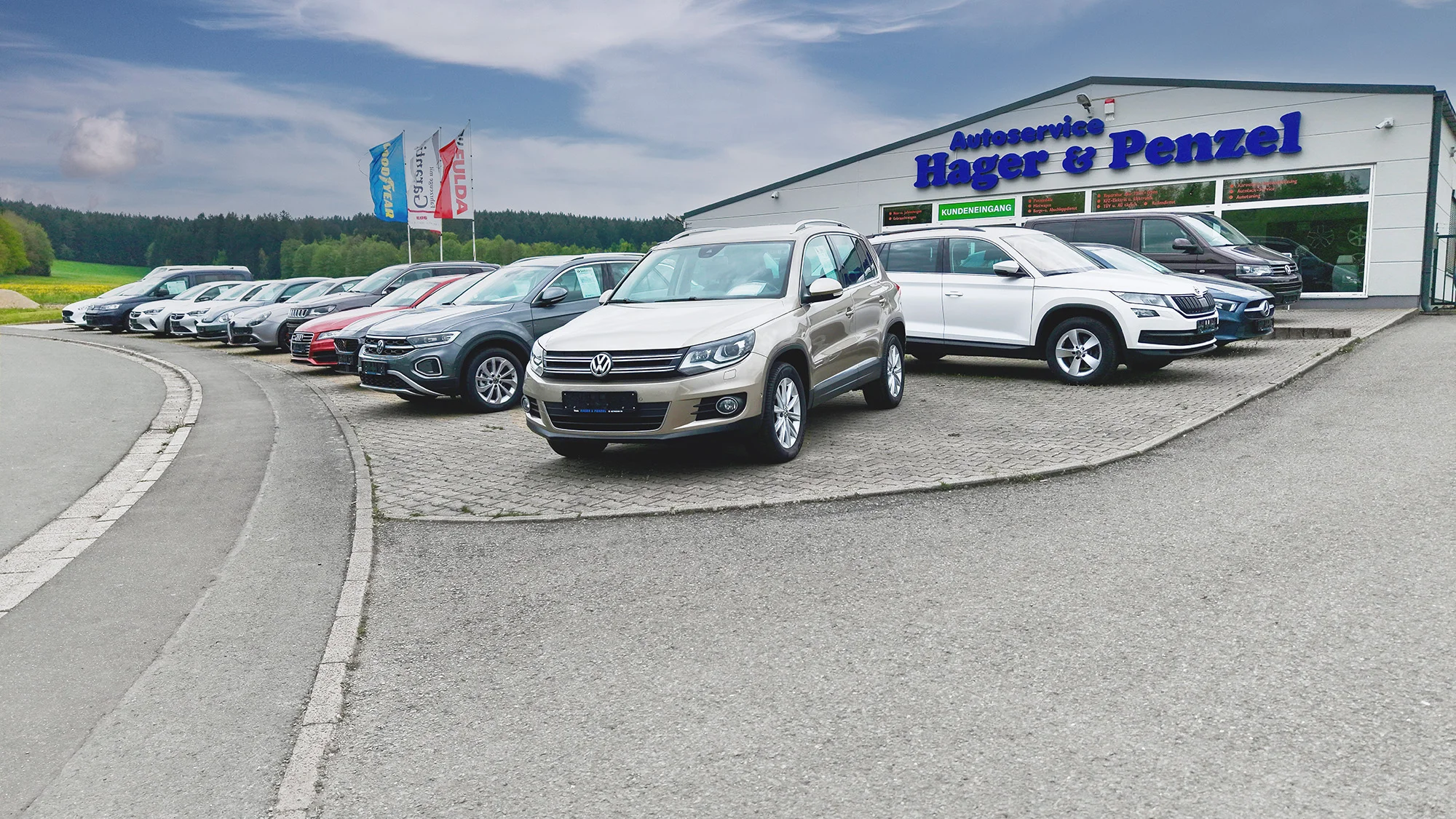 Autohaus Hager und Penzel von schräg vorn fotografiert