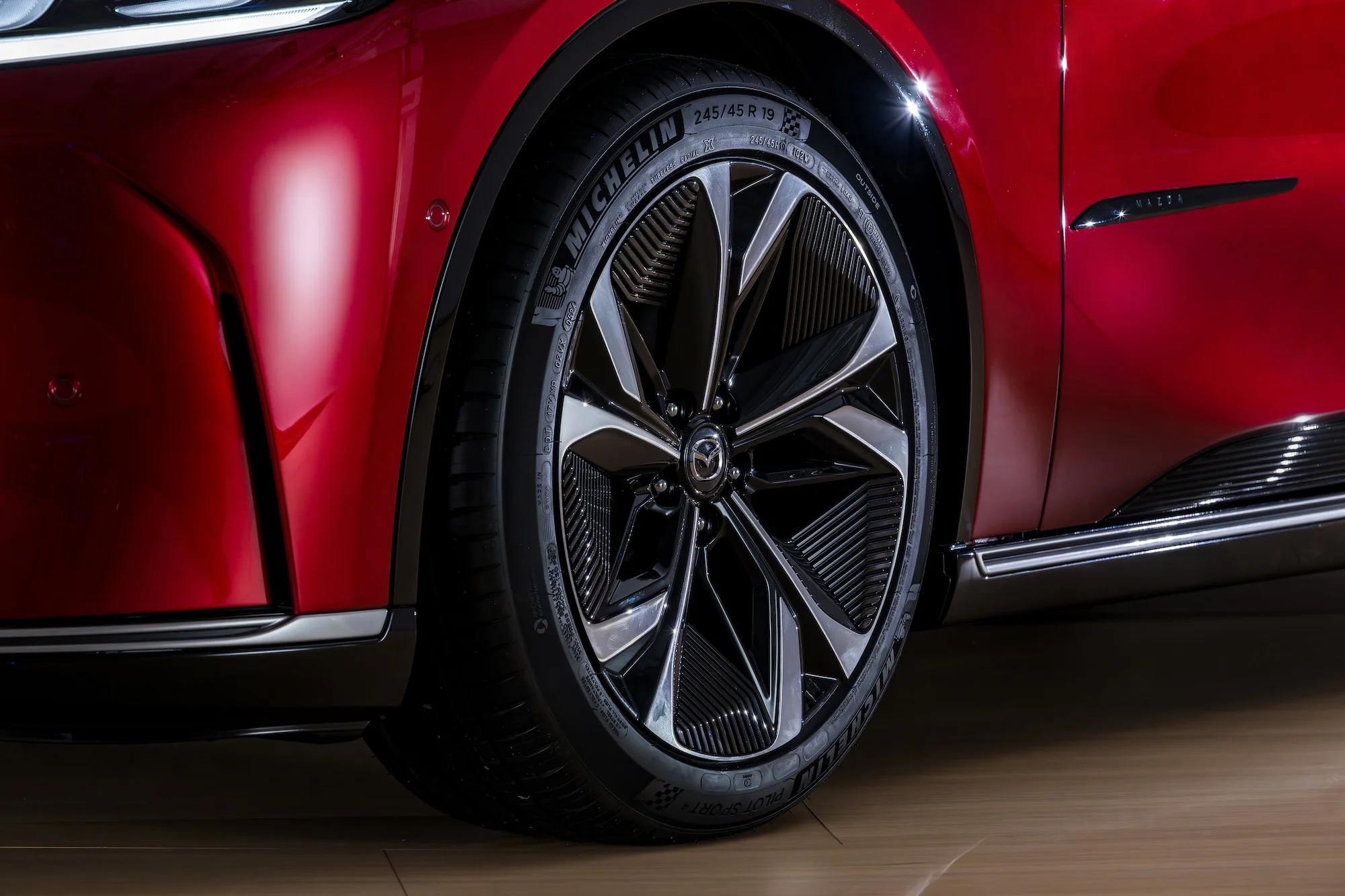 mazda-6e-die detailansicht des Rad von links