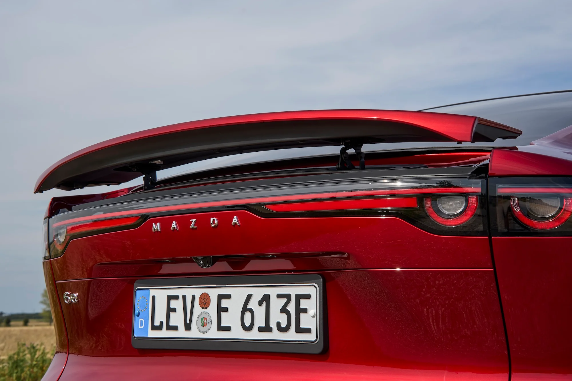mazda-6e-detailansicht, Heck, mit ausgefahrenen Heckspoiler