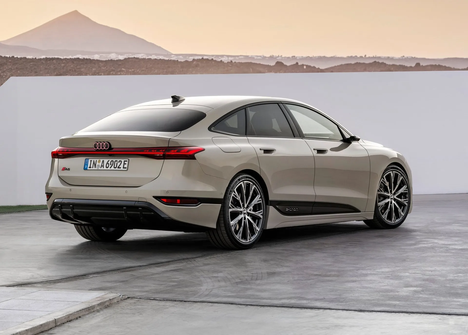 Audi-A6_Sportback_e-tron.jpg