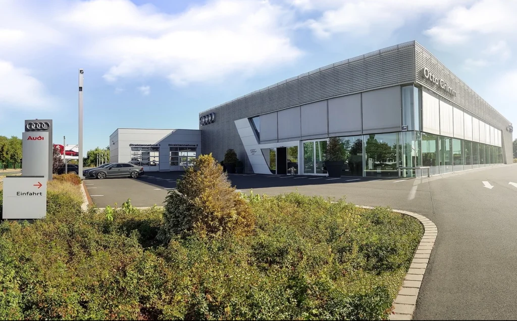 Autohaus Otto Grimm Ansicht von der Einfahrt in den Audi Hangar