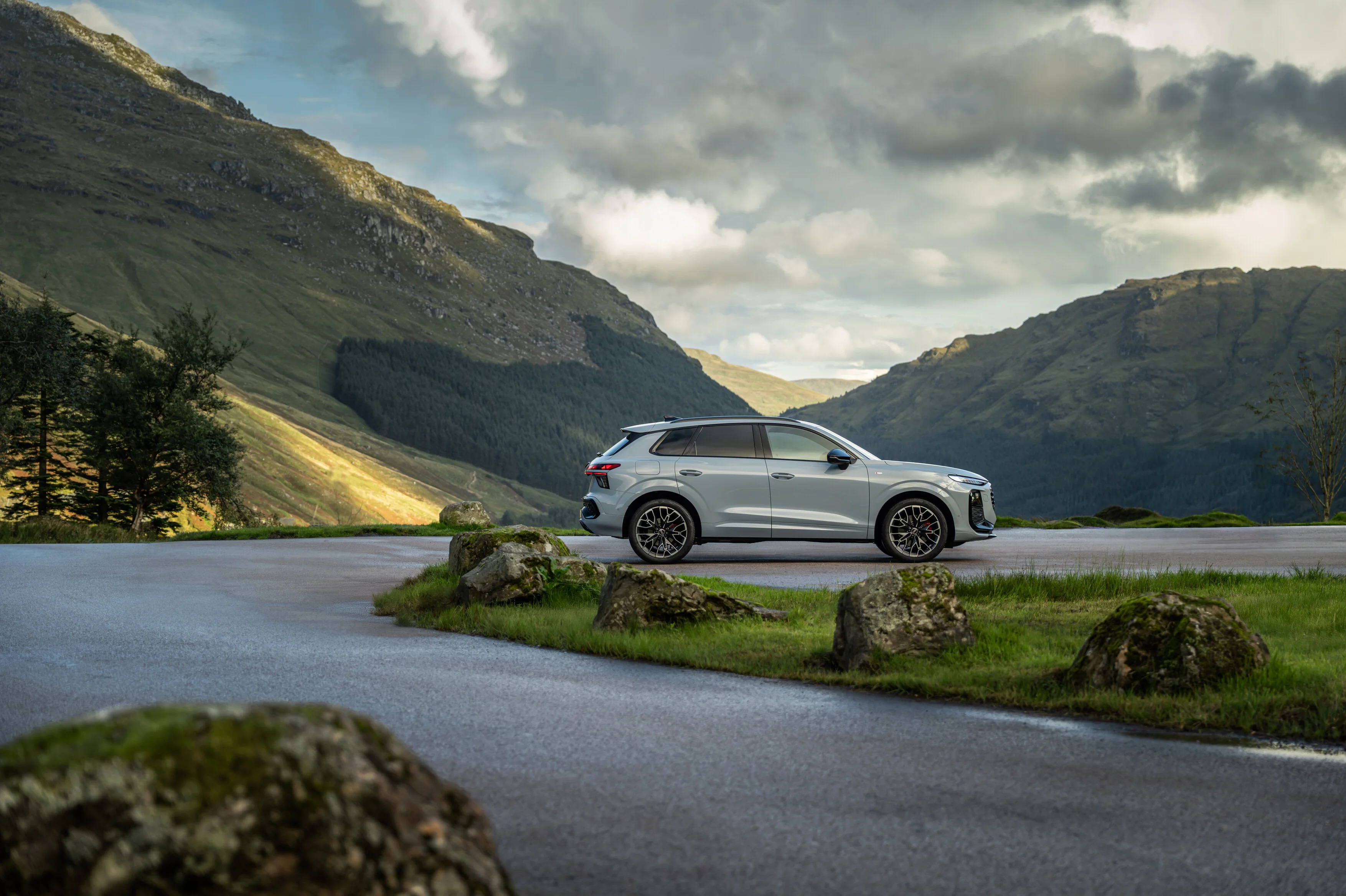 Der neue Audi Q3 auf einer kleinen Straße in den schottischen Highlands