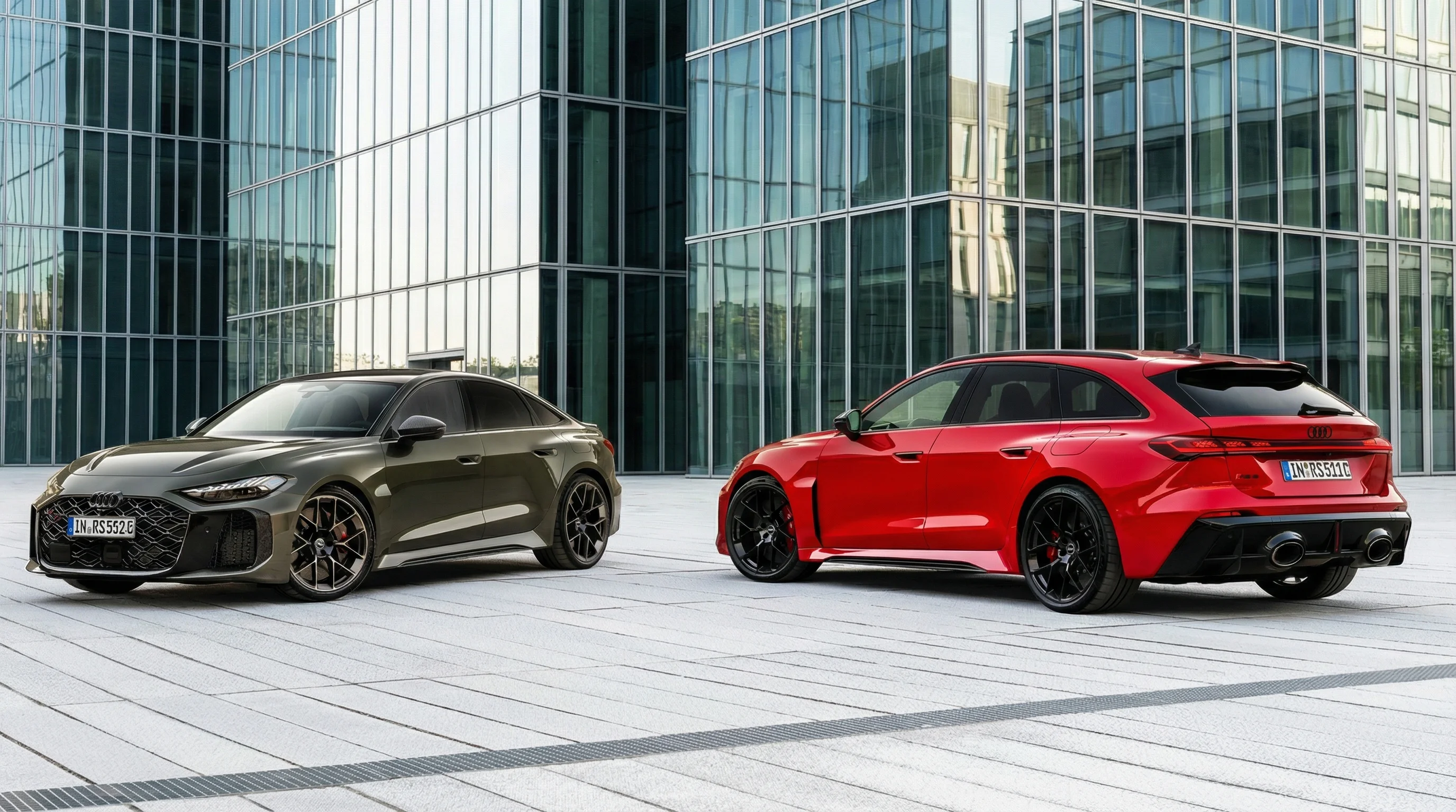 Audi RS fünf und Audi RS, fünf Avant vor einem modernen Gebäude