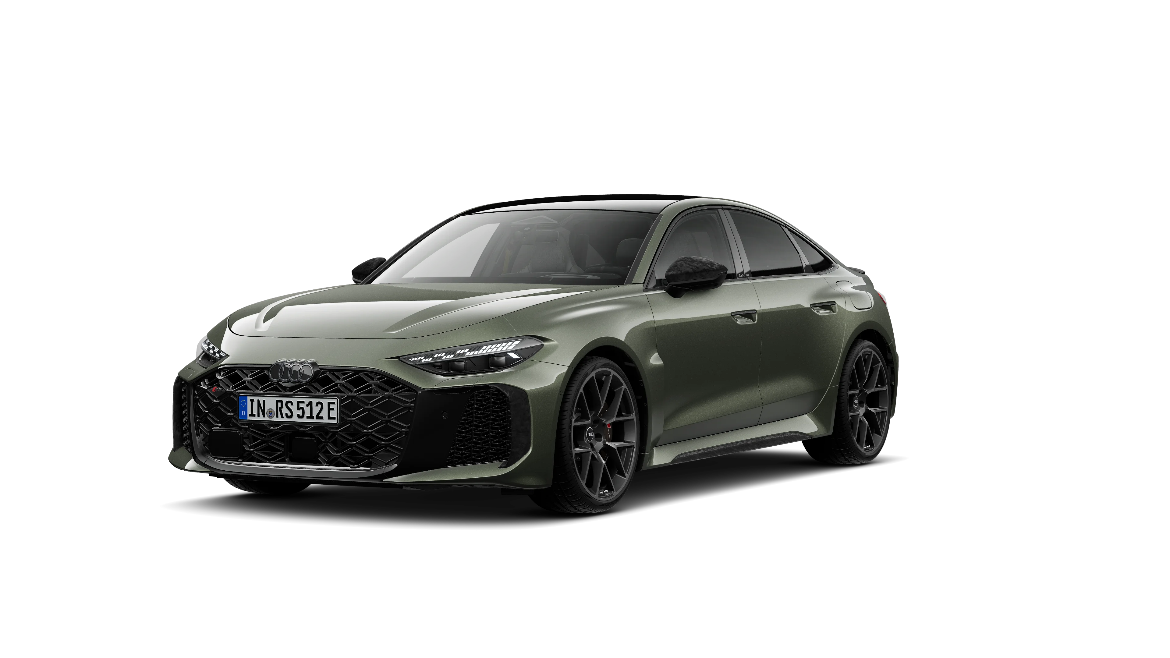 Die Audi RS 5 Limousine in Grün als Freisteller mit weißem Hintergrund in 45° Ansicht von Vorne.