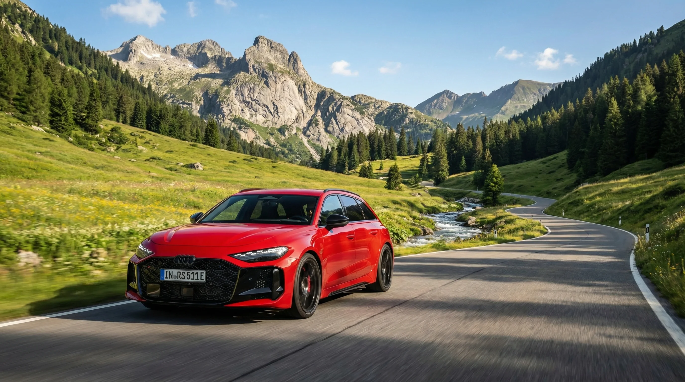 Audi RS5 auf einer Landstraße vor einem Bergpanorama