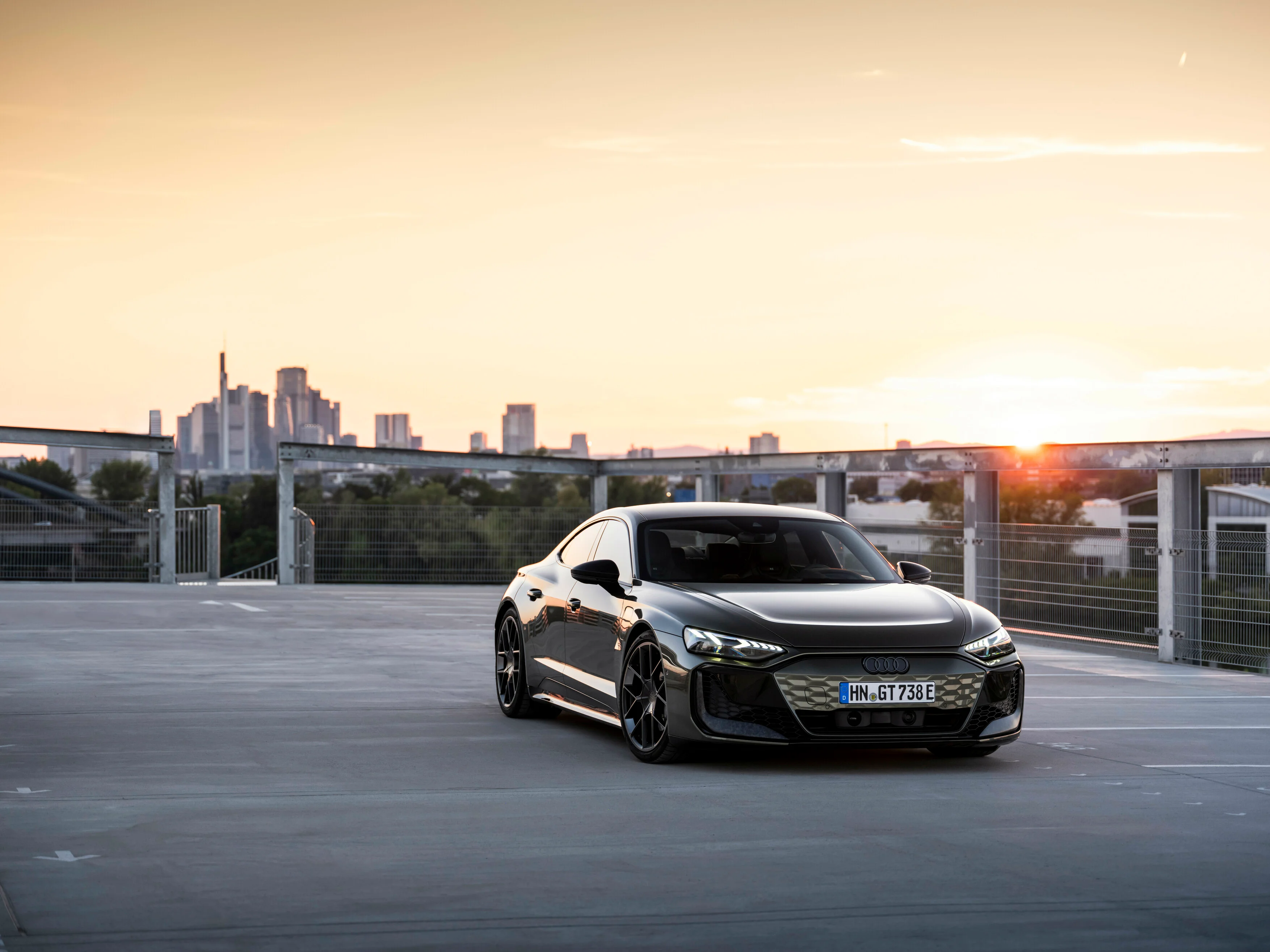 Der Audi RS e-tron GT Performance auf einem Parkhausdach während dem Sonnenauf-/untergang