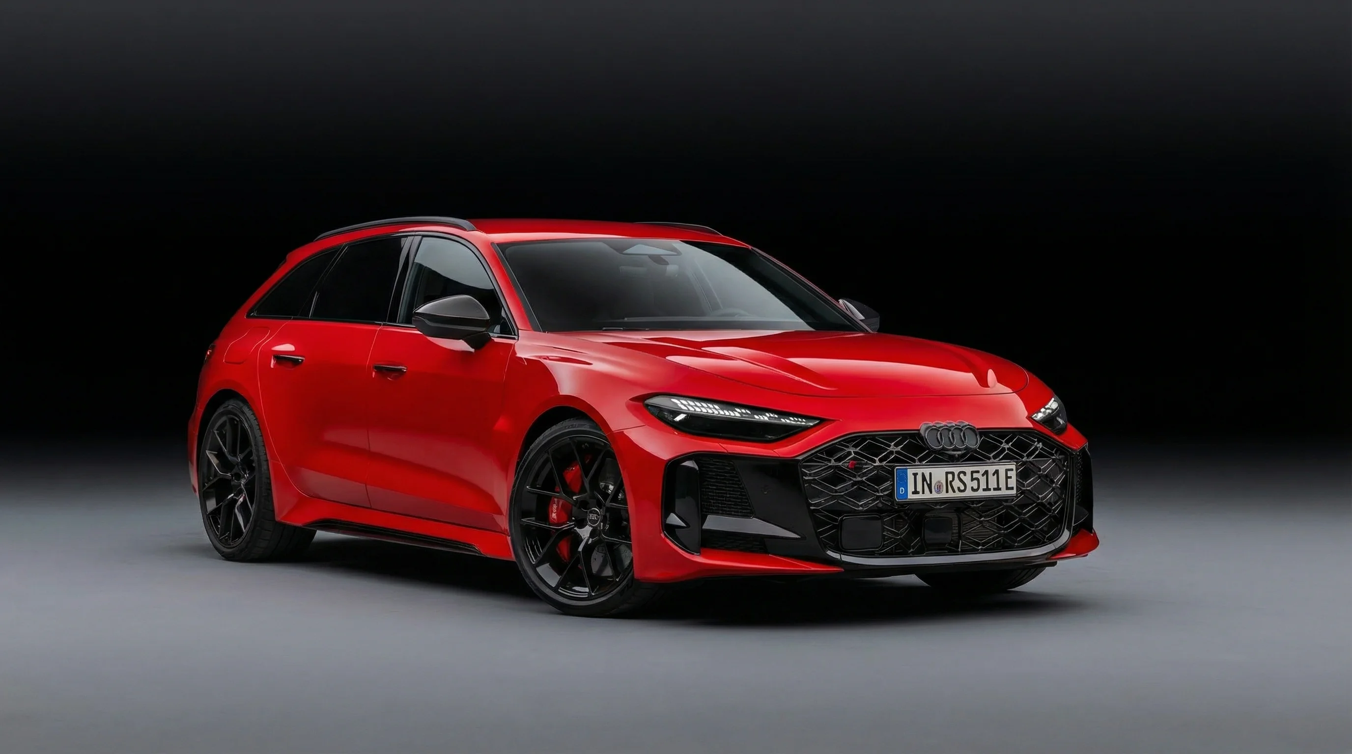 Audi RS5 in rot von vorne rechts fotografiert