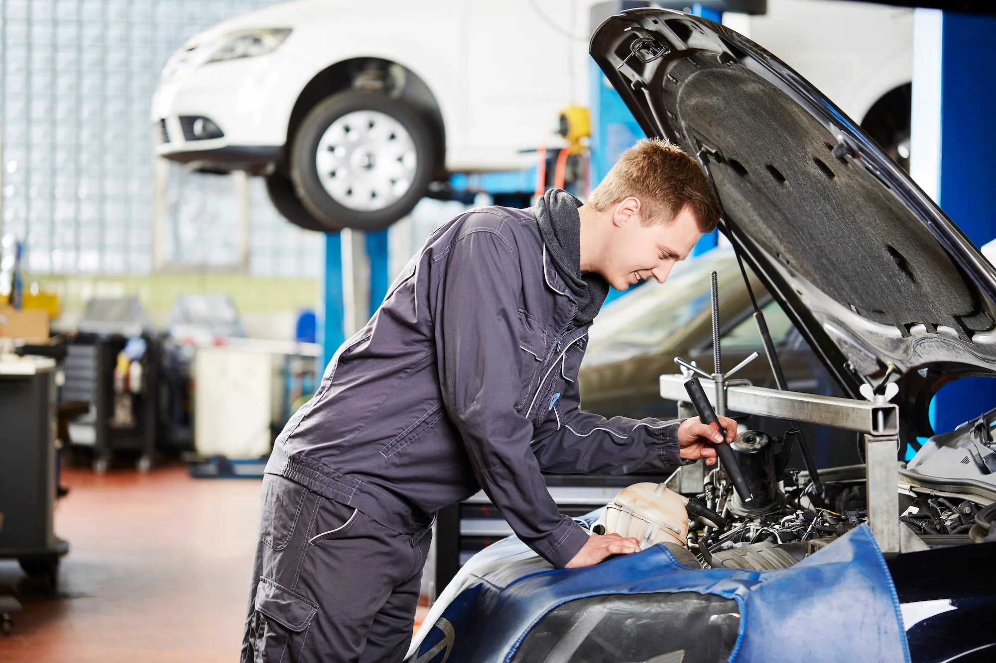 Mechaniker bei der Inspektion eines Fahrzeugs