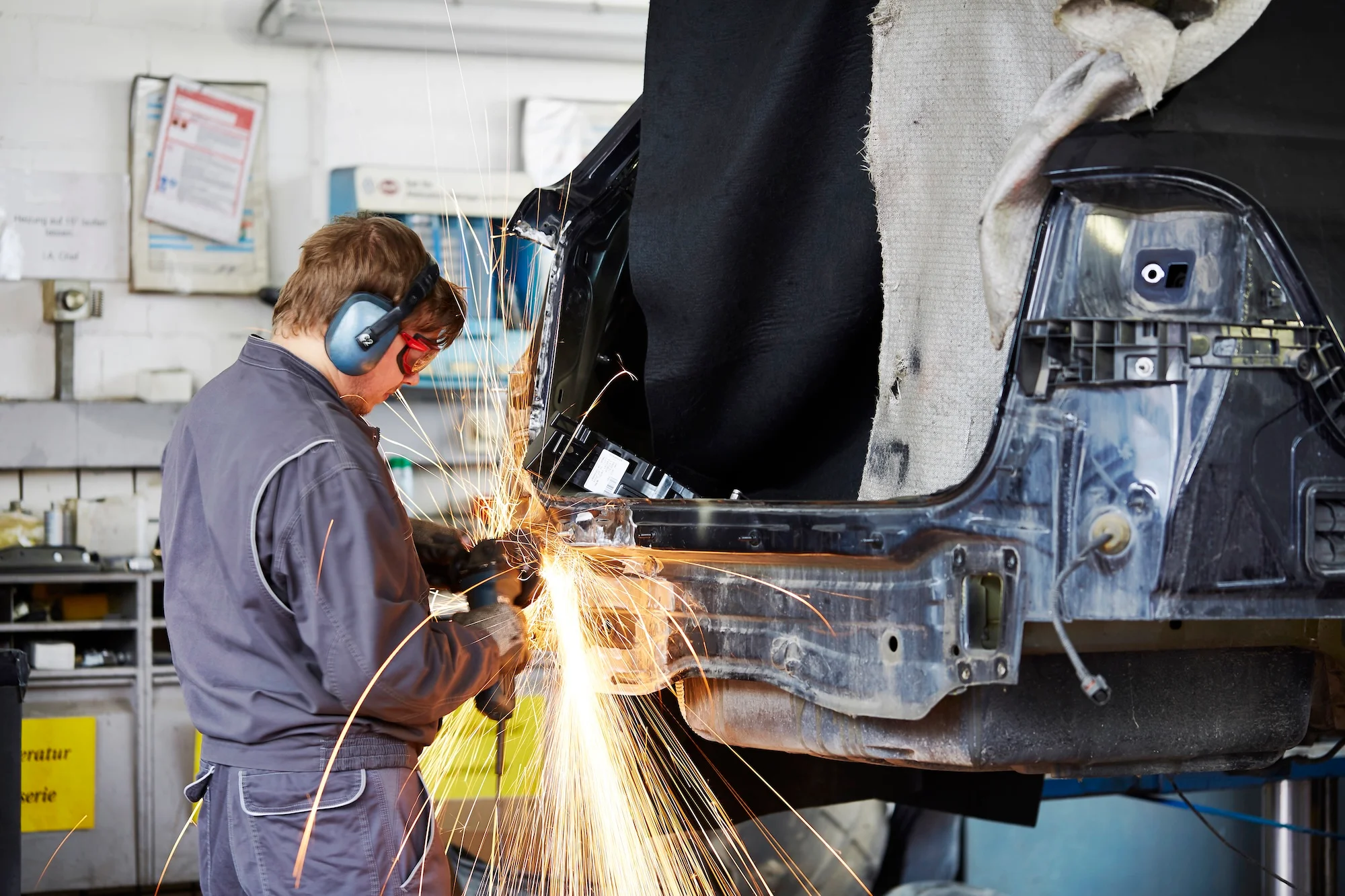 Karosseriebauer von Auto Meyer, beim instandsetzen eines Fahrzeugs