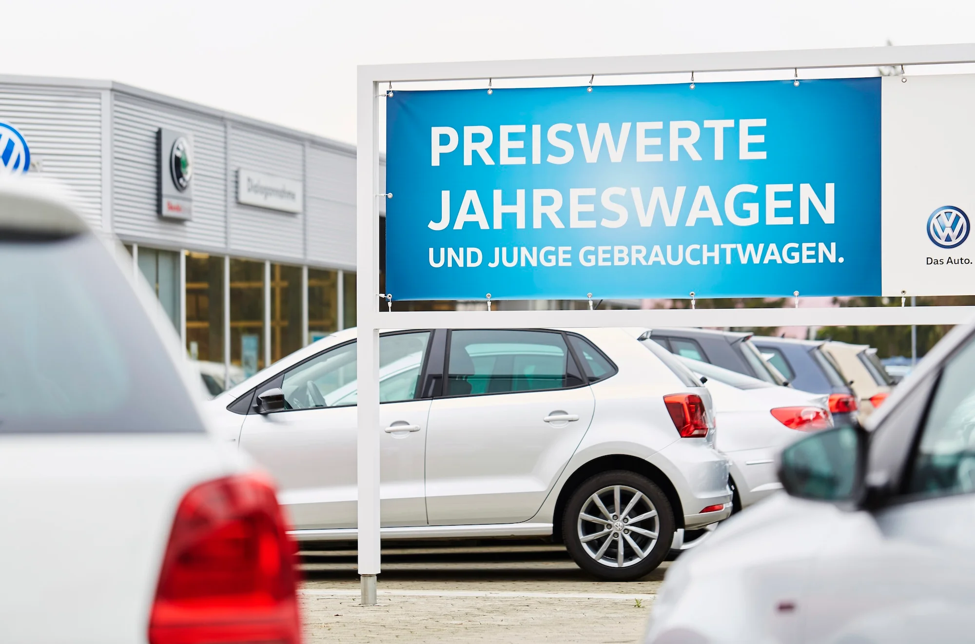 Gebrauchtfahrzeuge bei Auto Meyer, in einer Reihe hinter einem Schild preiswerte Jahreswagen