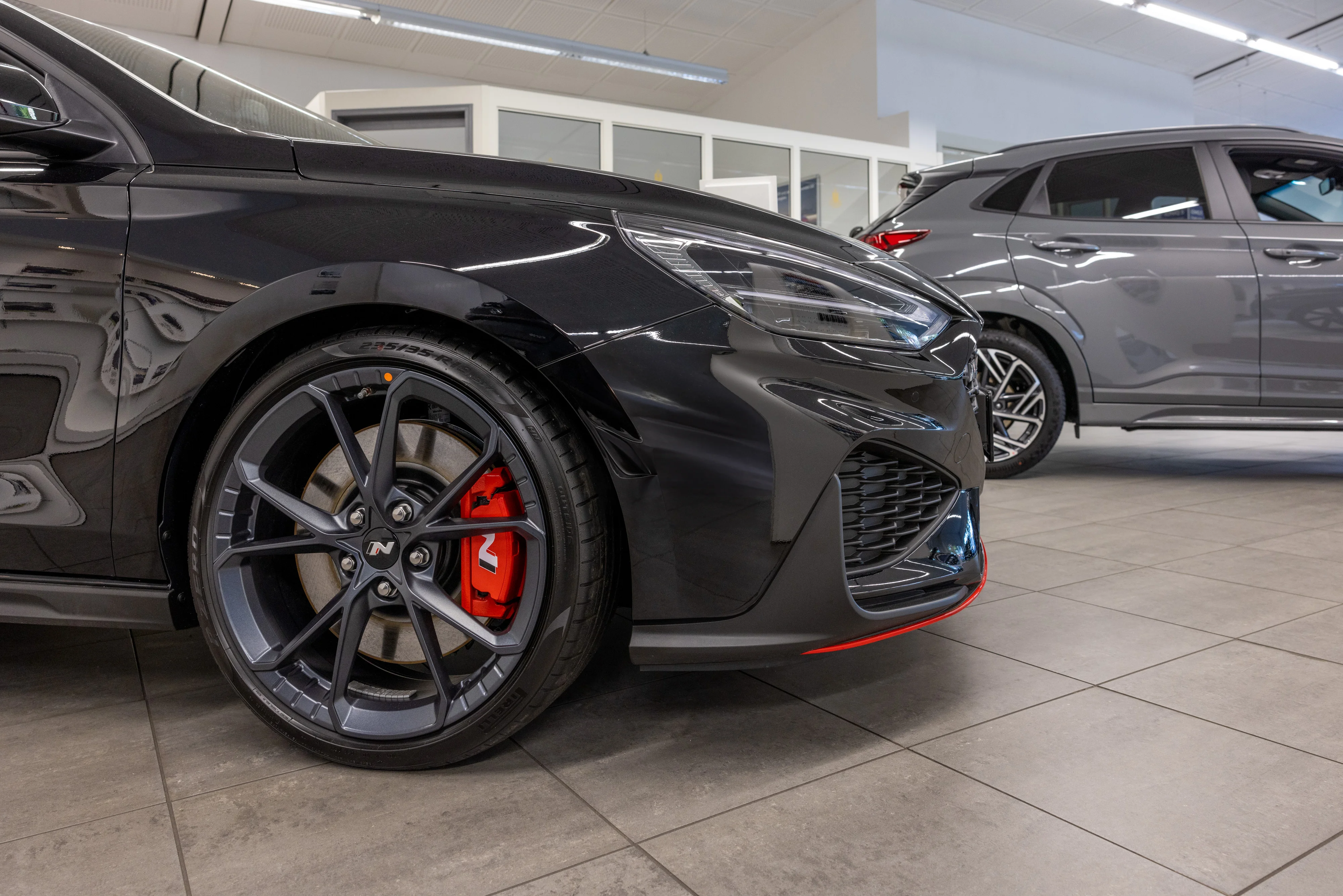 Schwarzer PKW, im Autohaus Schäfer Detailansicht der Front