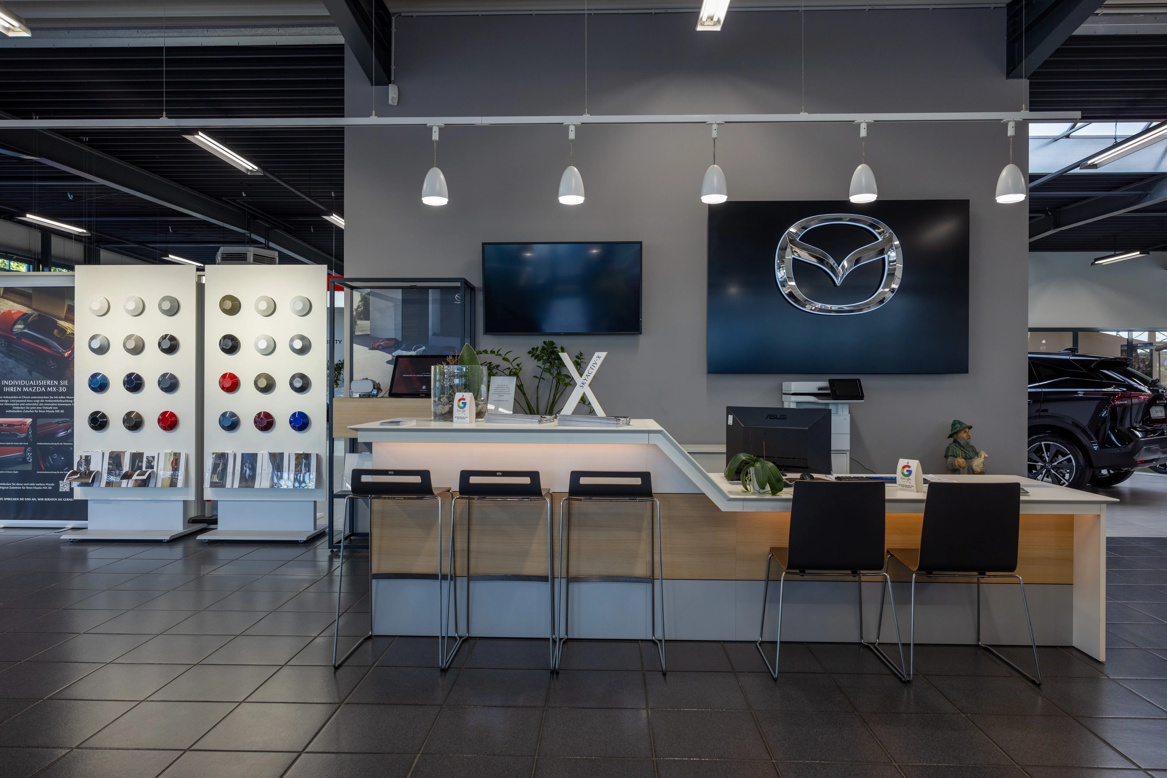 Arbeitsplatz mit Fahrzeug Konfigurator im Autohaus Schäfer