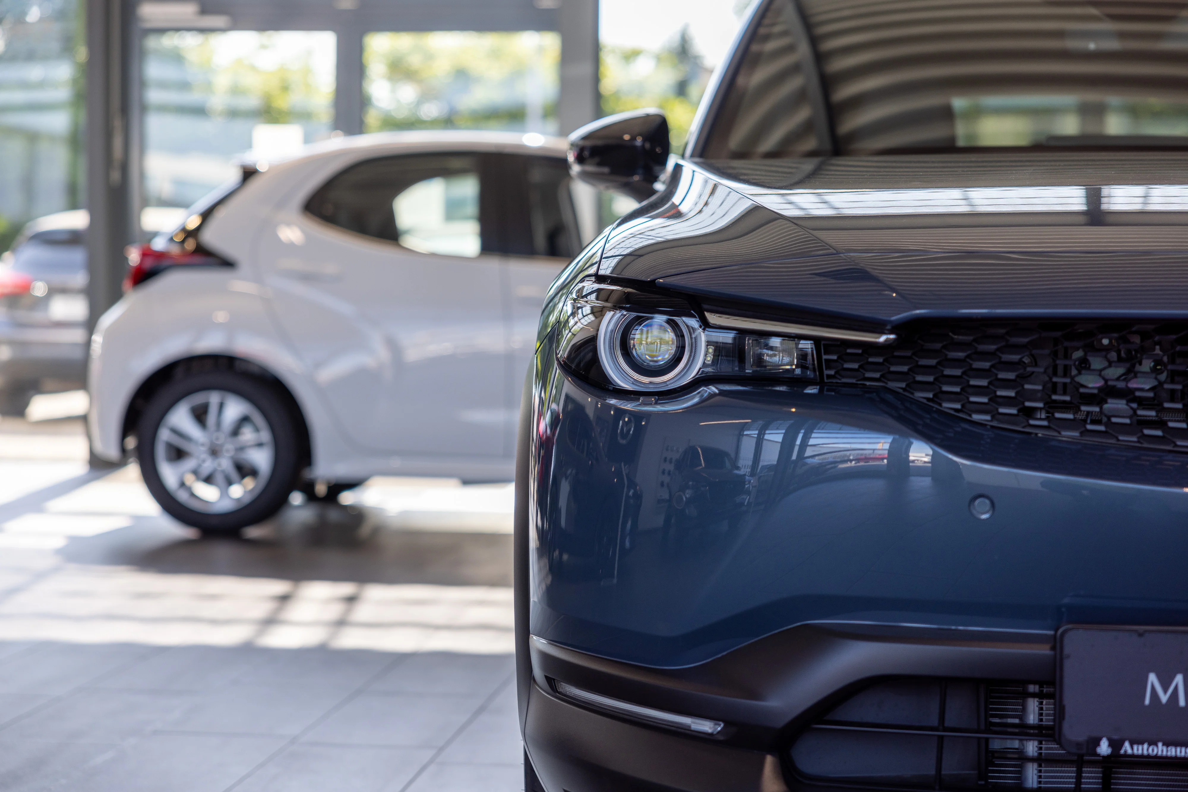 Detailaufnahme des rechten Frontscheinwerfer eines Fahrzeugs im Autohaus Schäfer in Monheim