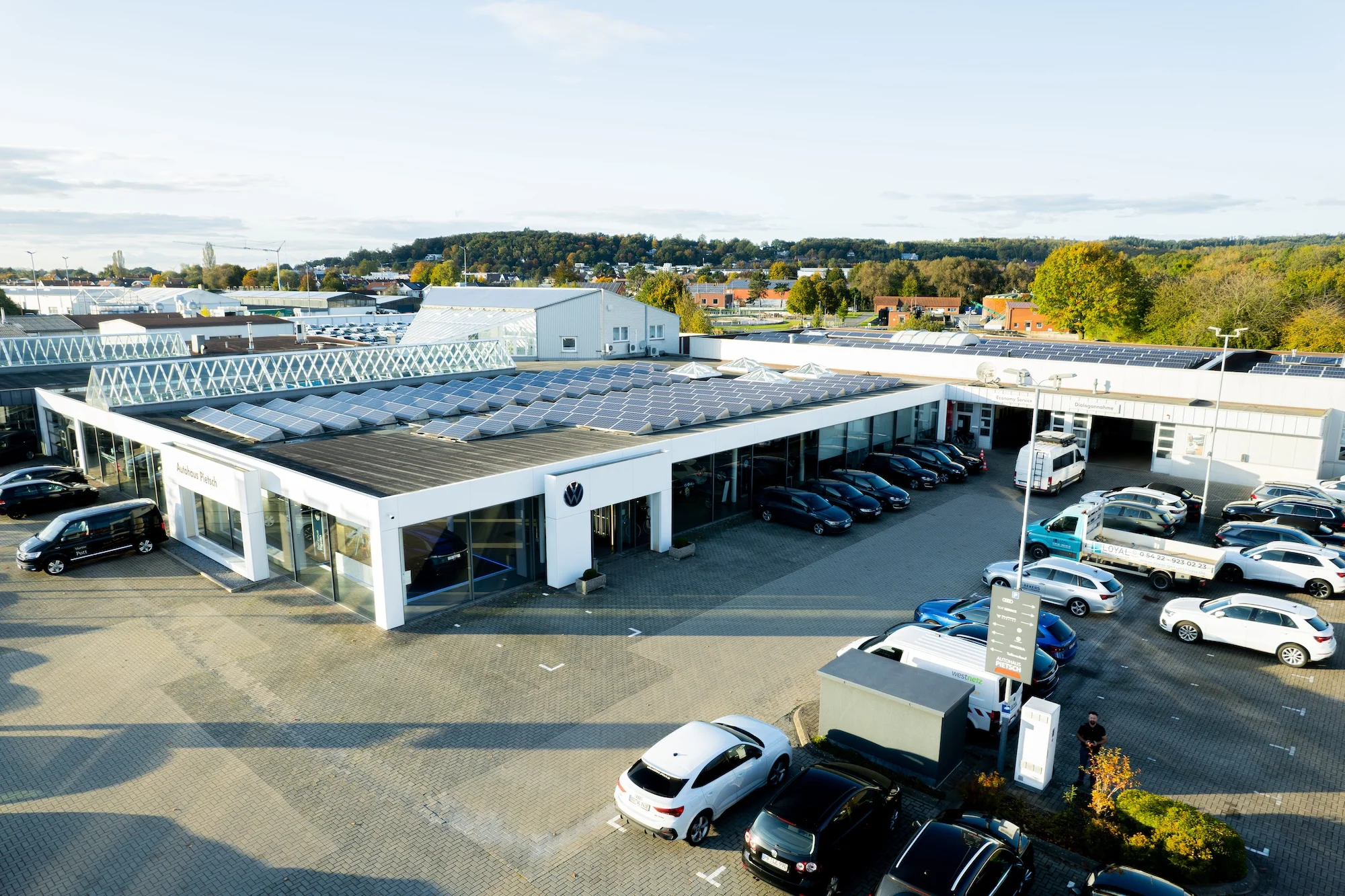 Autohaus Pietsch in Melle, Ansicht, Showroom und Werkstatteingang