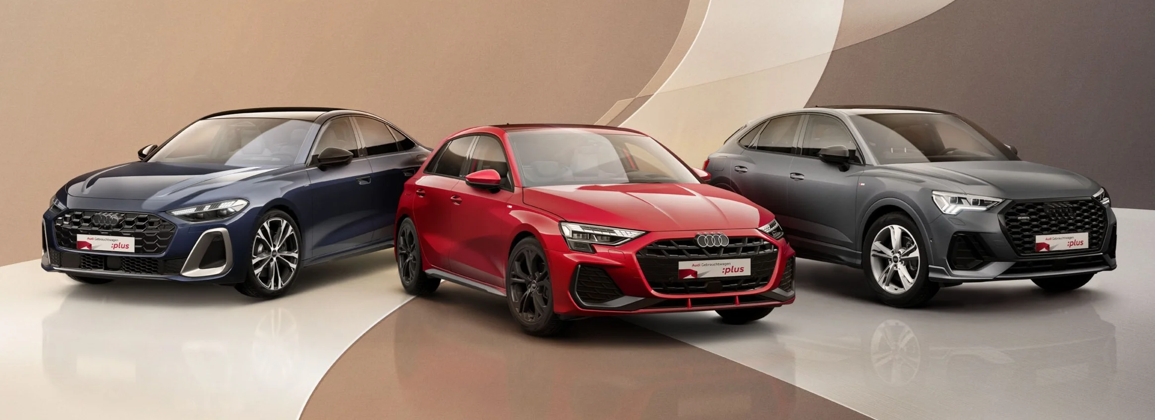 blaue Audi A5 Limousine, roter Audi A3 Sportback und grauer Audi Q3 Sportback nebeneinander aufgestellt