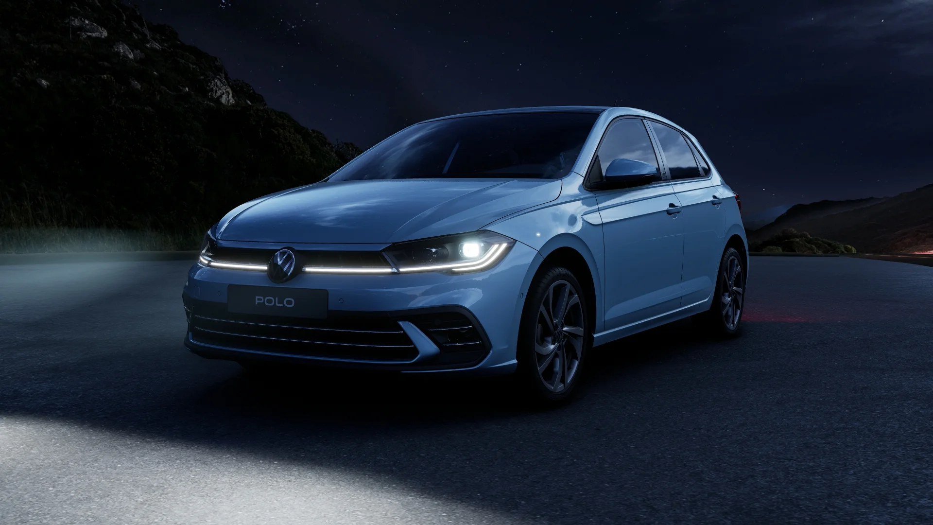 Blauer Polo in seitlicher Frontansicht bei Nacht.jpg
