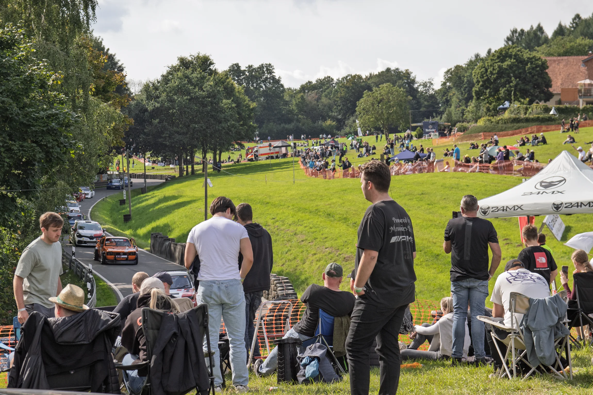 Blick auf den Zuschauerbereich des Rennens
