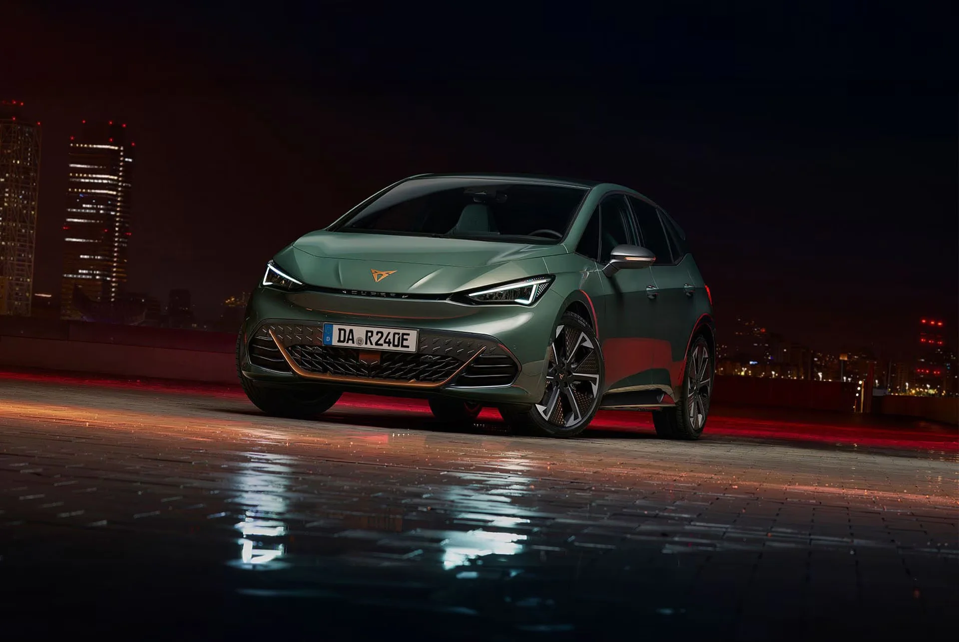 CUPRA-Born-Ansicht_von_vorne_in_Urbaner_Umgebung_bei_Nacht_1920x1286.jpg