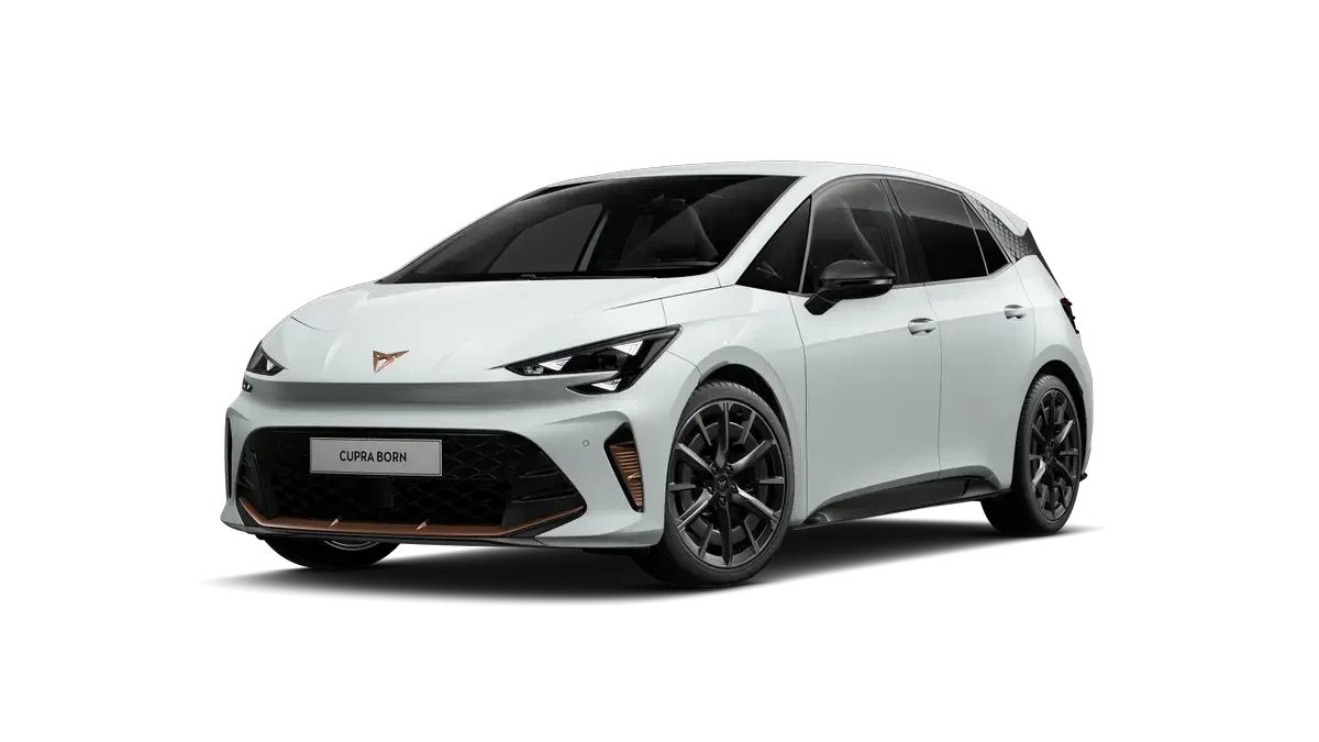Weißer CUPRA Born VZ in Studioaufnahme mit sportlicher Frontpartie, kupferfarbenen Details und großen schwarzen Leichtmetallfelgen.