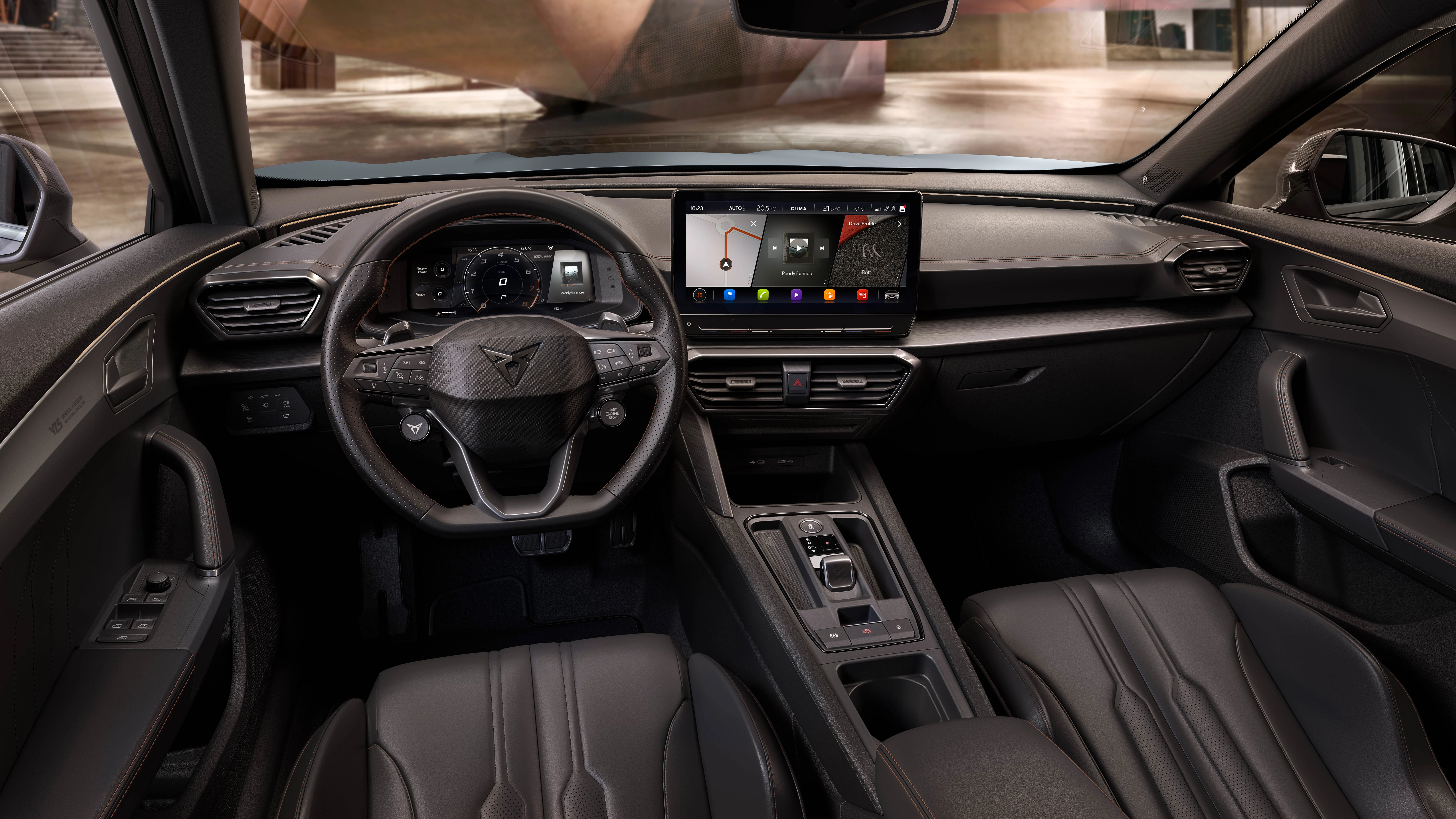 Innenraum des CUPRA Formentor mit digitalem Cockpit, zentralem Touchscreen, fahrerorientiertem Bedienkonzept und sportlichem Interieurdesign.