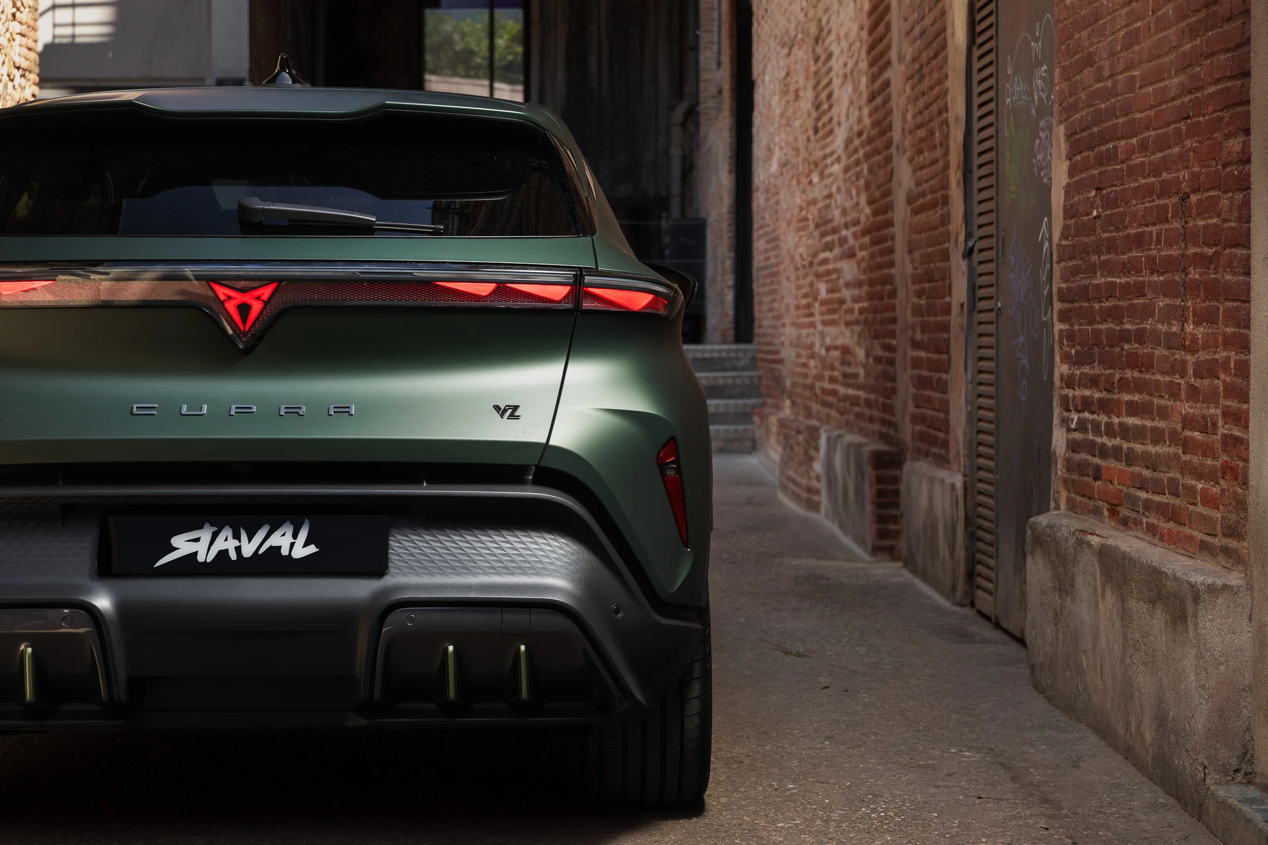 Heck des CUPRA Raval VZ mit durchgehendem Voll-LED-Leuchtenband, beleuchtetem CUPRA Logo und markantem sportlichem Design.