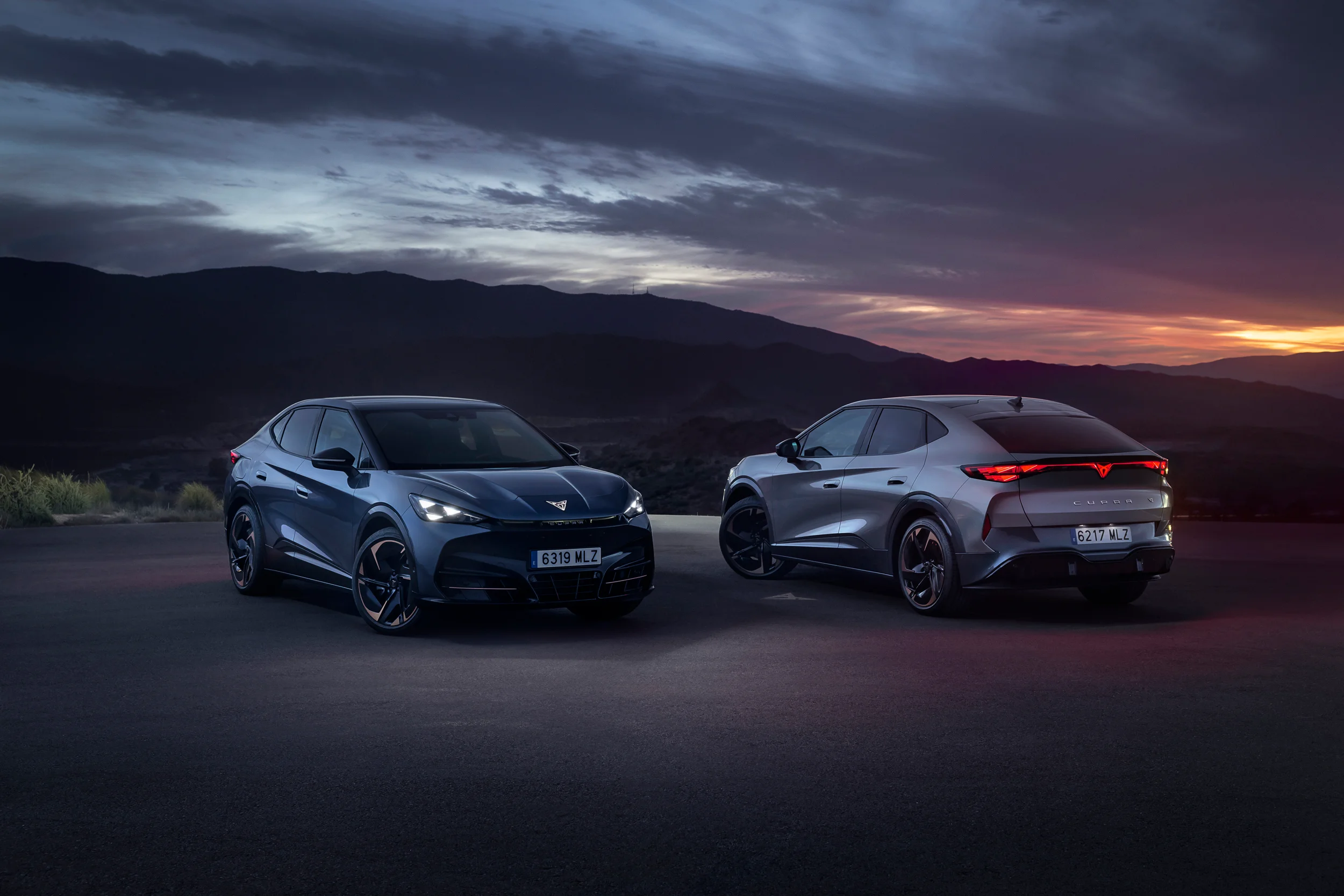 CUPRA Tavascan vollelektrischer SUV, Front- und Heckansicht bei Sonnenuntergang, sportliches Crossover-Design mit markanter Lichtsignatur