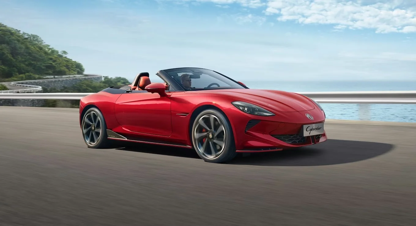 cyberster-fahrend auf einer Landstraße.jpg