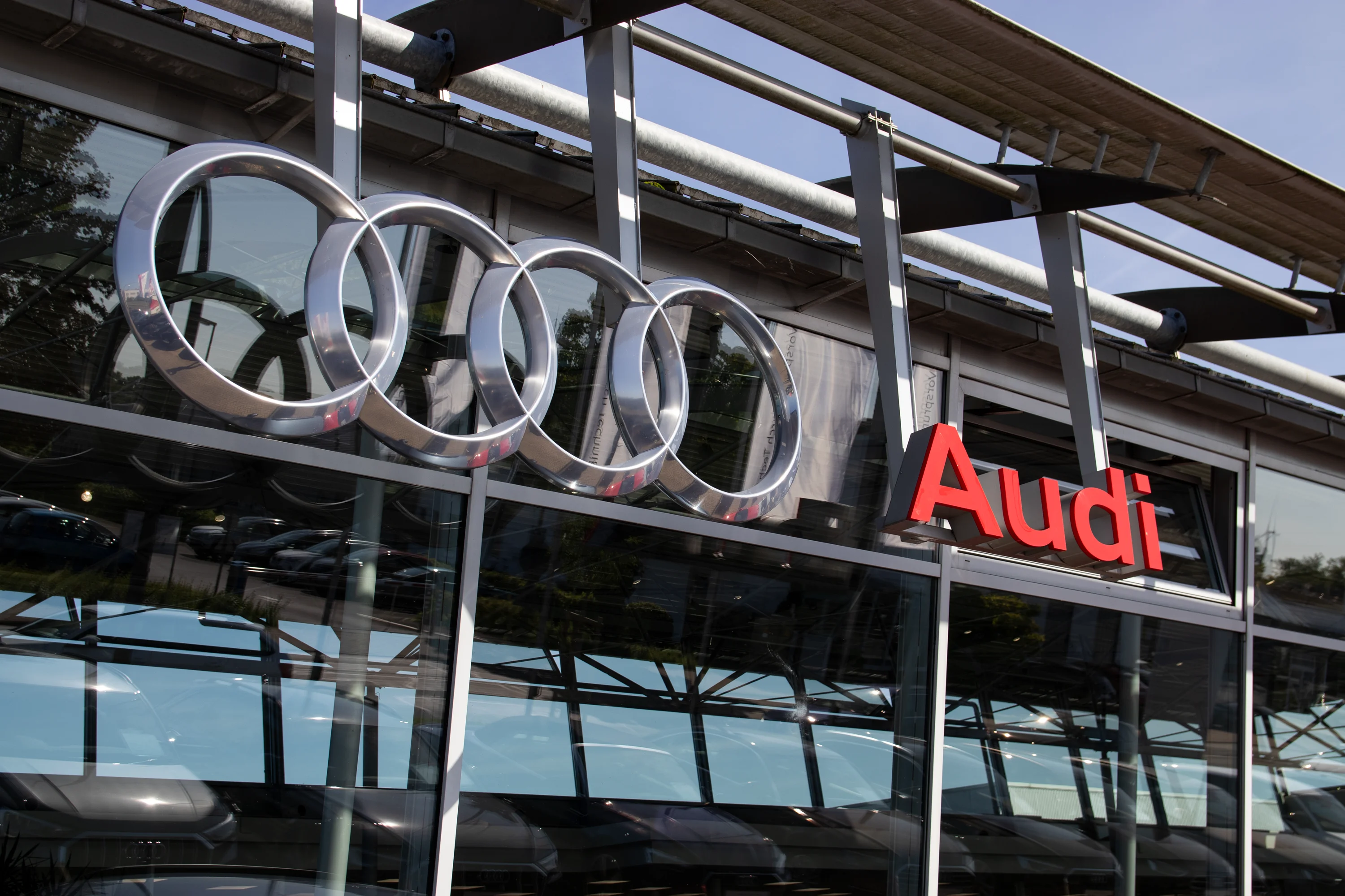 Detailansicht des Audi Logos am Hangar