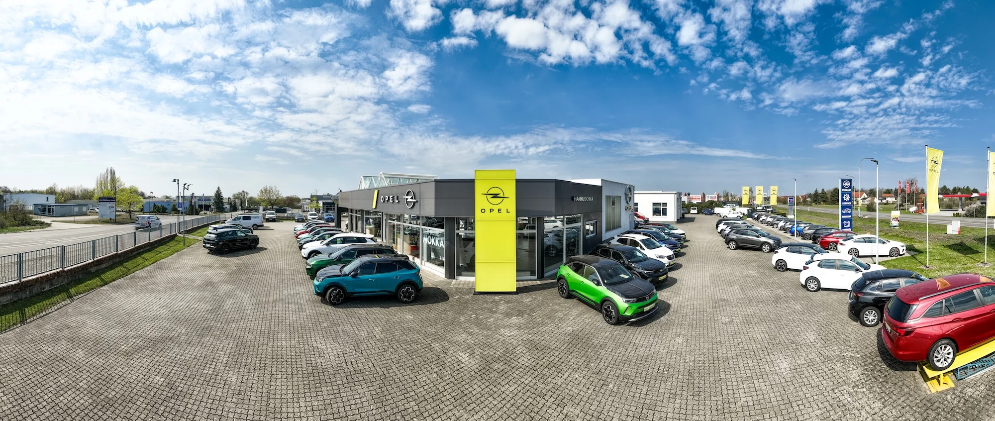 Autohaus Hannuschka, Panorama, Bild zum Eingang hin