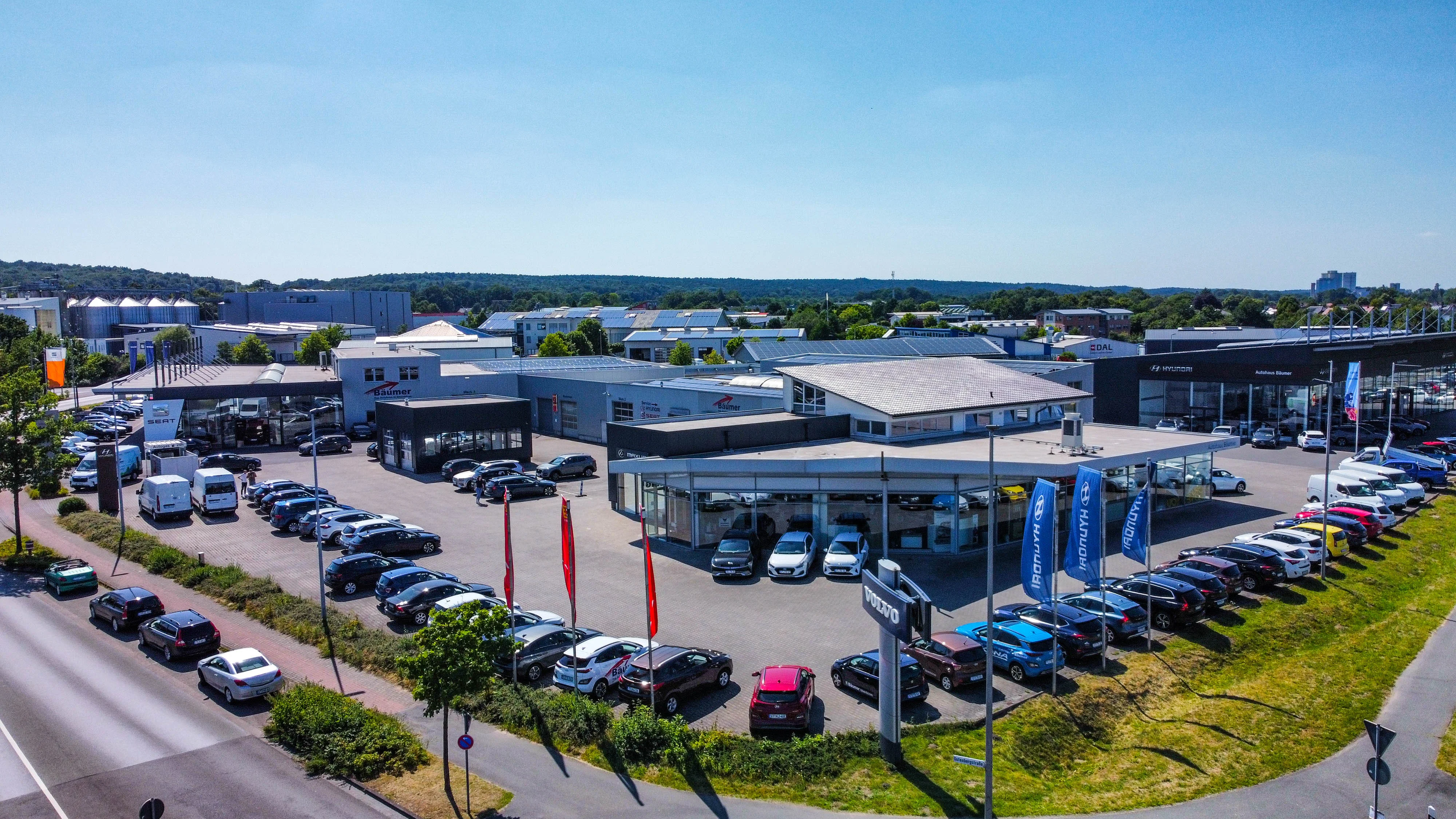 Luftaufnahme des Autohaus Bäumer von schräg rechts fotografiert