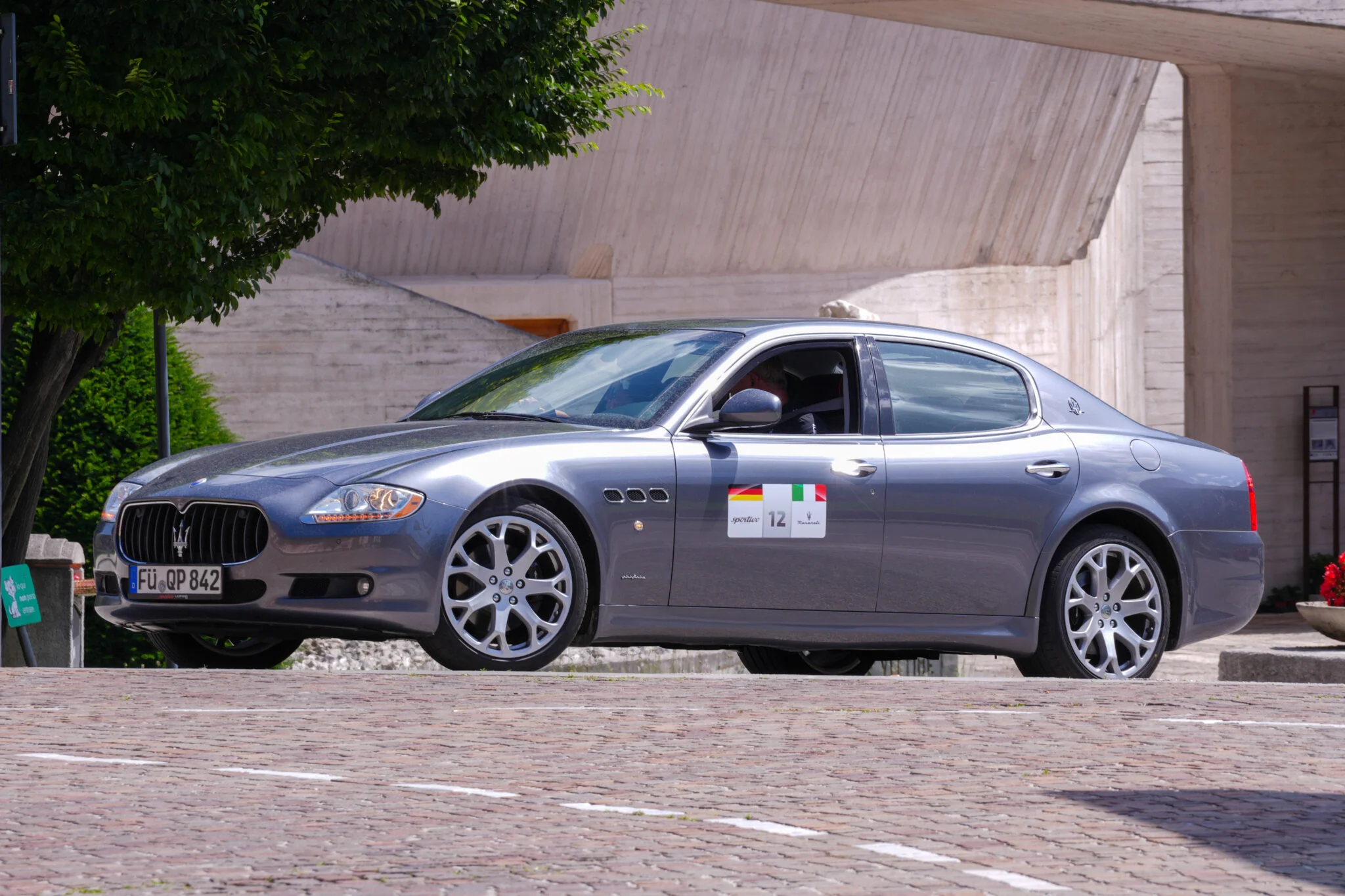 Maserati in grau von der Seite fotografiert
