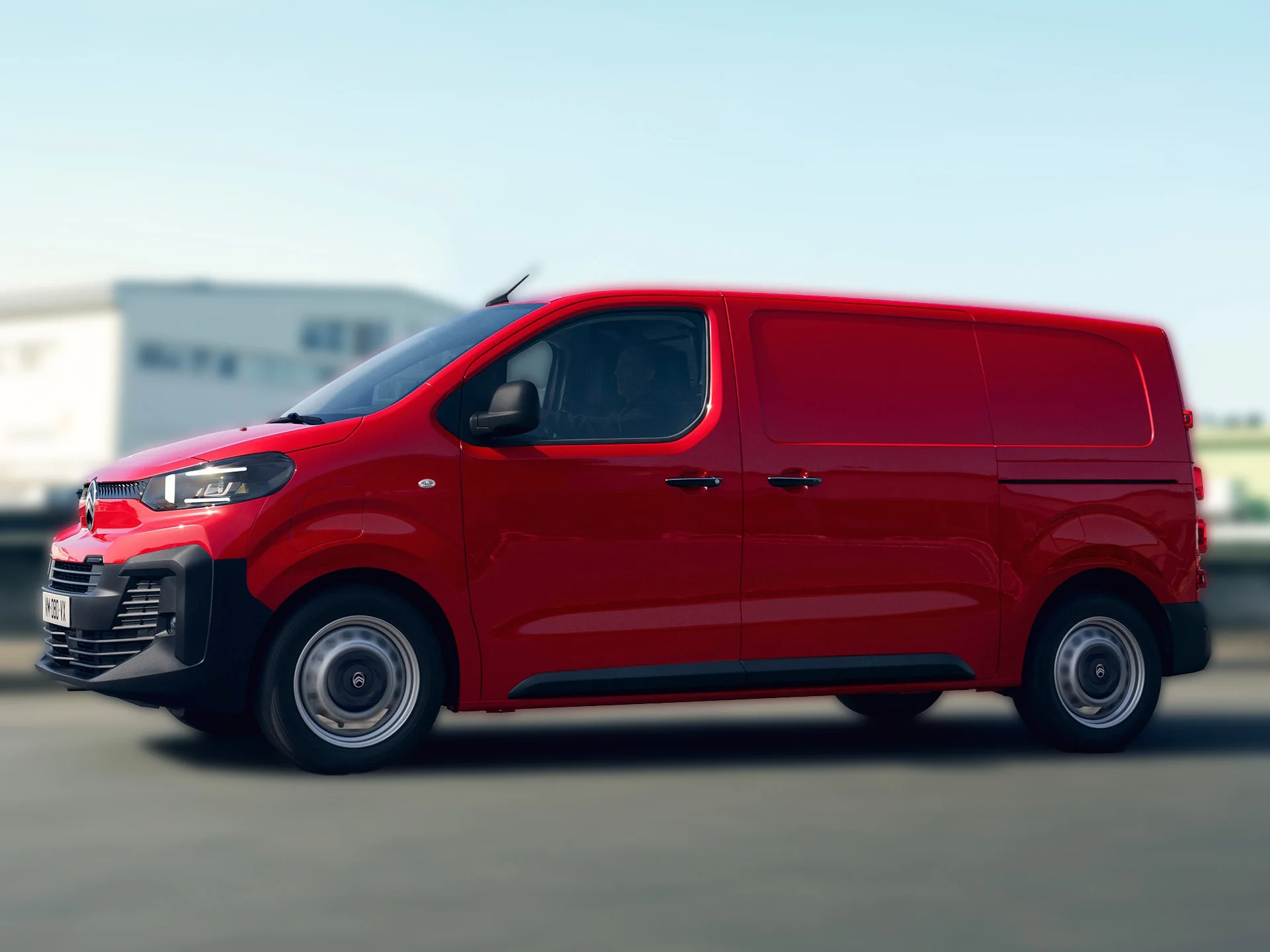 Citroën e- Jumpy in rot fahrend auf einer Straße.