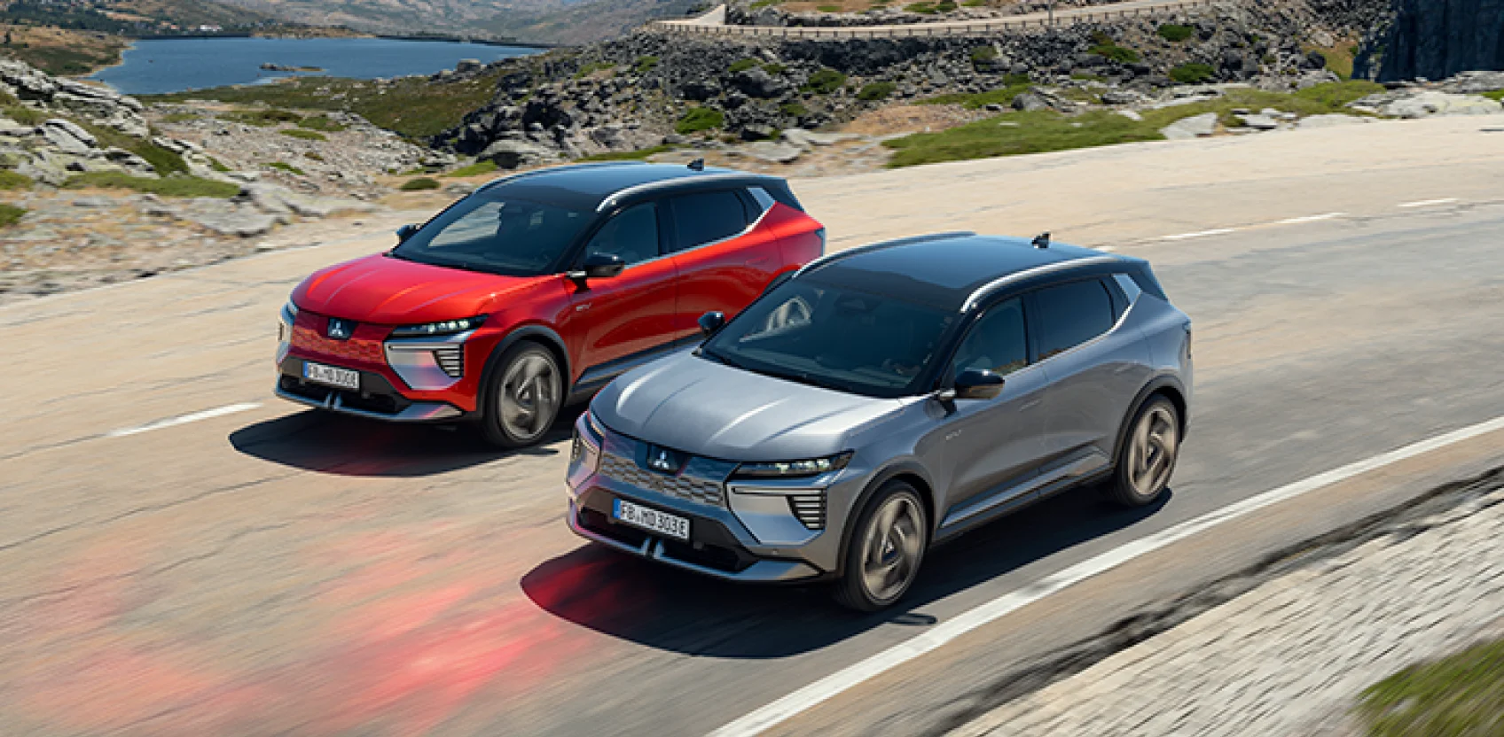 Zwei Mitsubishi Eclipse Cross, Fahrrad auf einer Landstraße