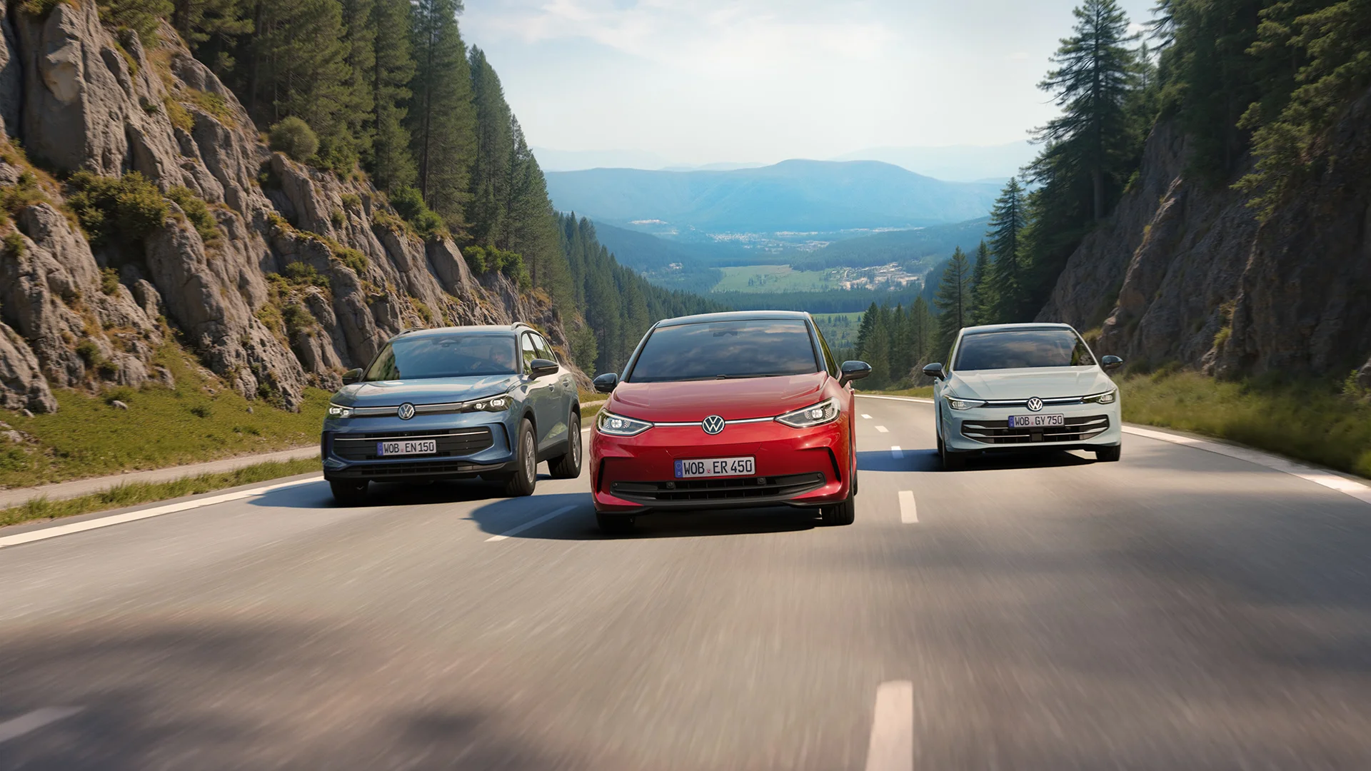 VW Tiguan, VW ID.3 und VW Golf auf einer Landstraße fahrend, von vorn aufgenommen