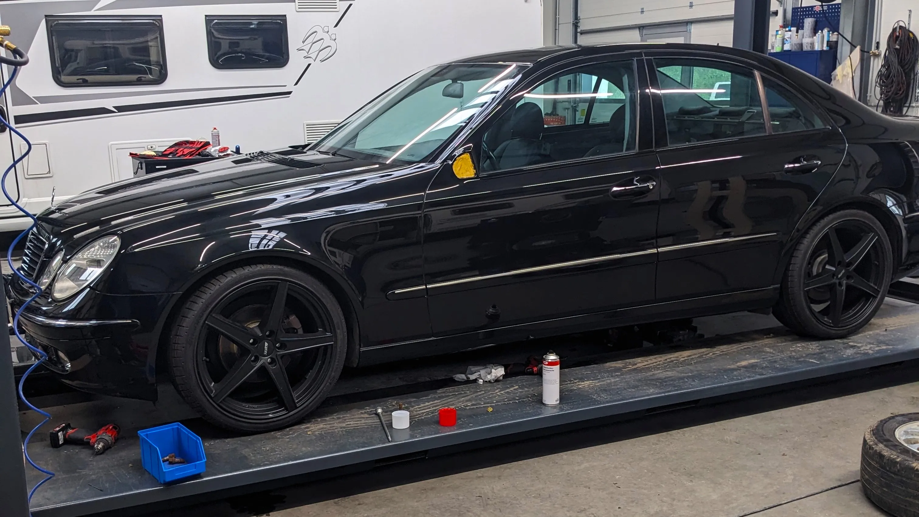 Auto auf einer Hebebühne in der KFZ-Werkstatt